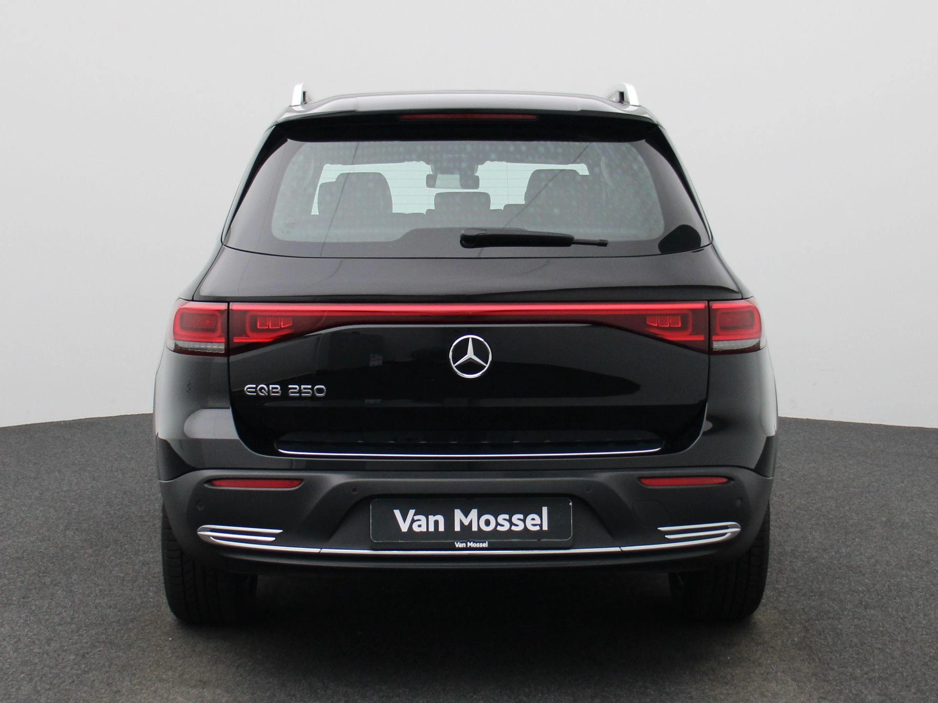 Mercedes-Benz-EQB-image-4