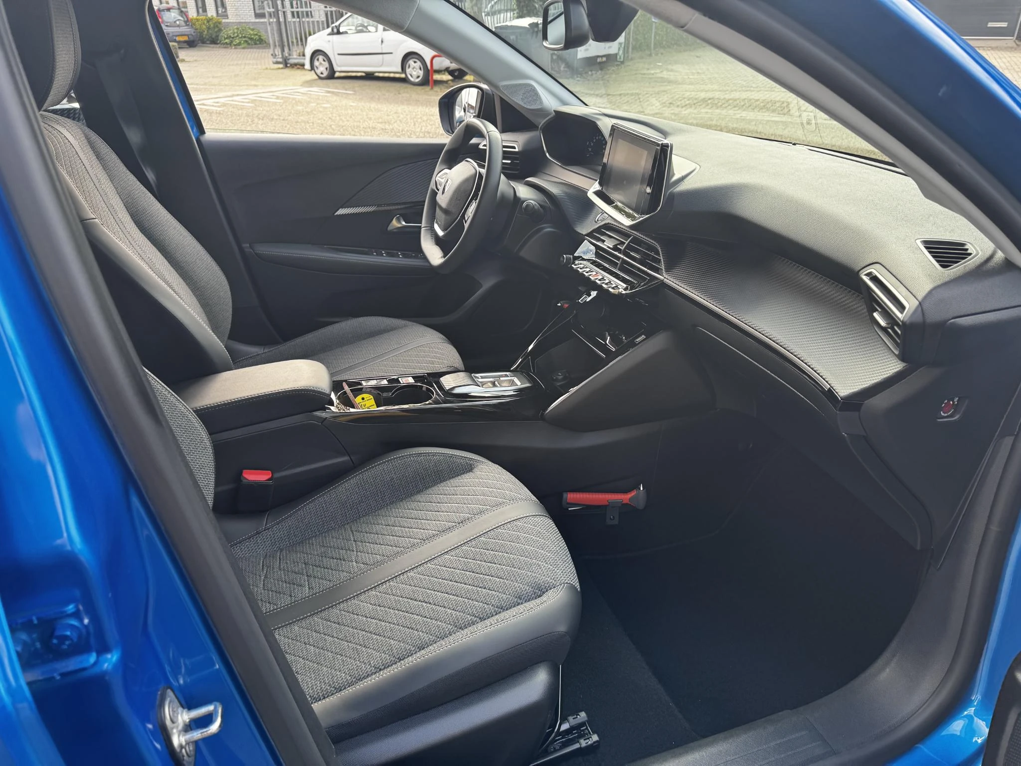 Peugeot-e-208-image-30