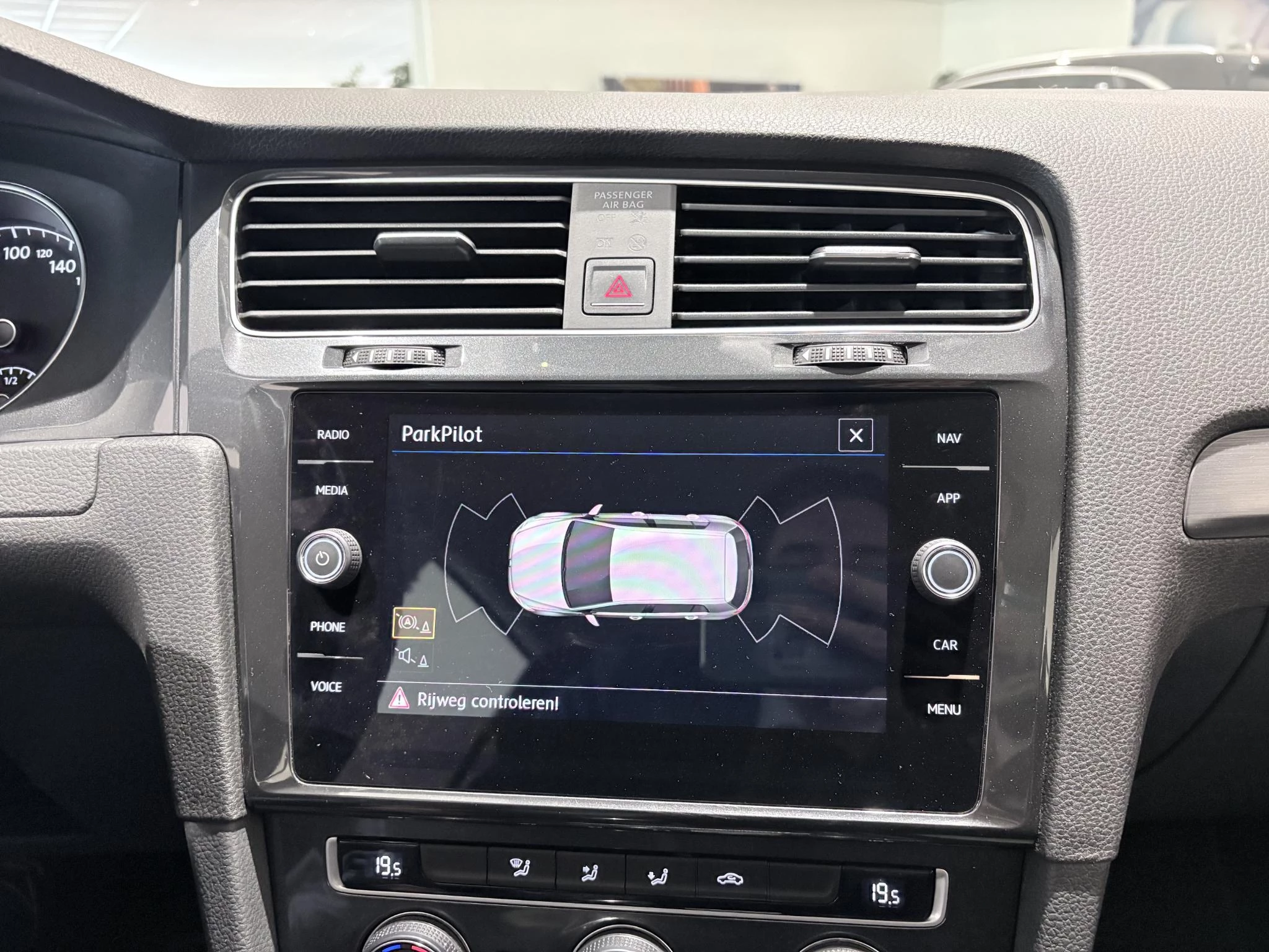 Volkswagen-Golf-image-26