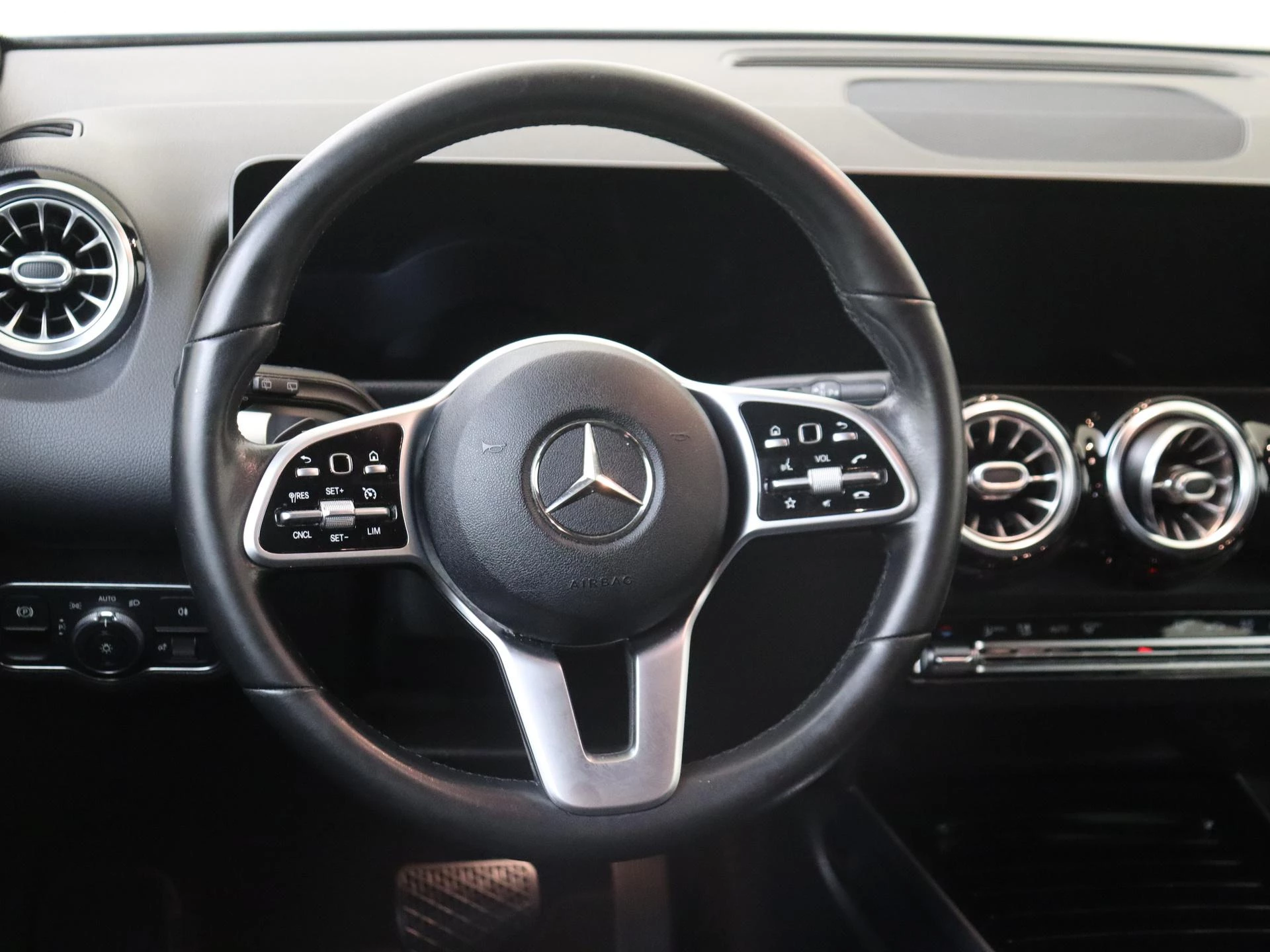 Mercedes-Benz-GLB-image-9