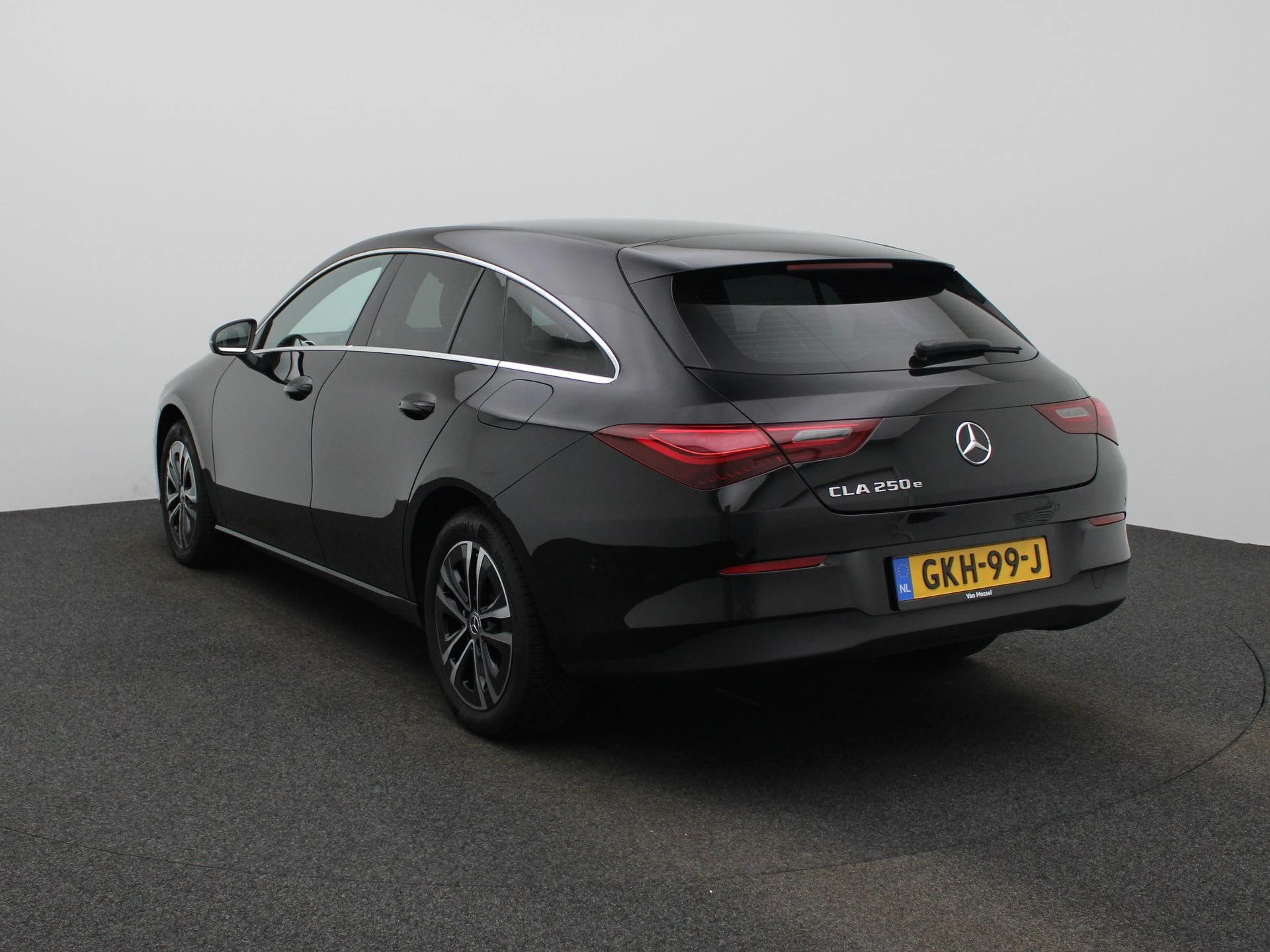 Mercedes-Benz-CLA-image-1