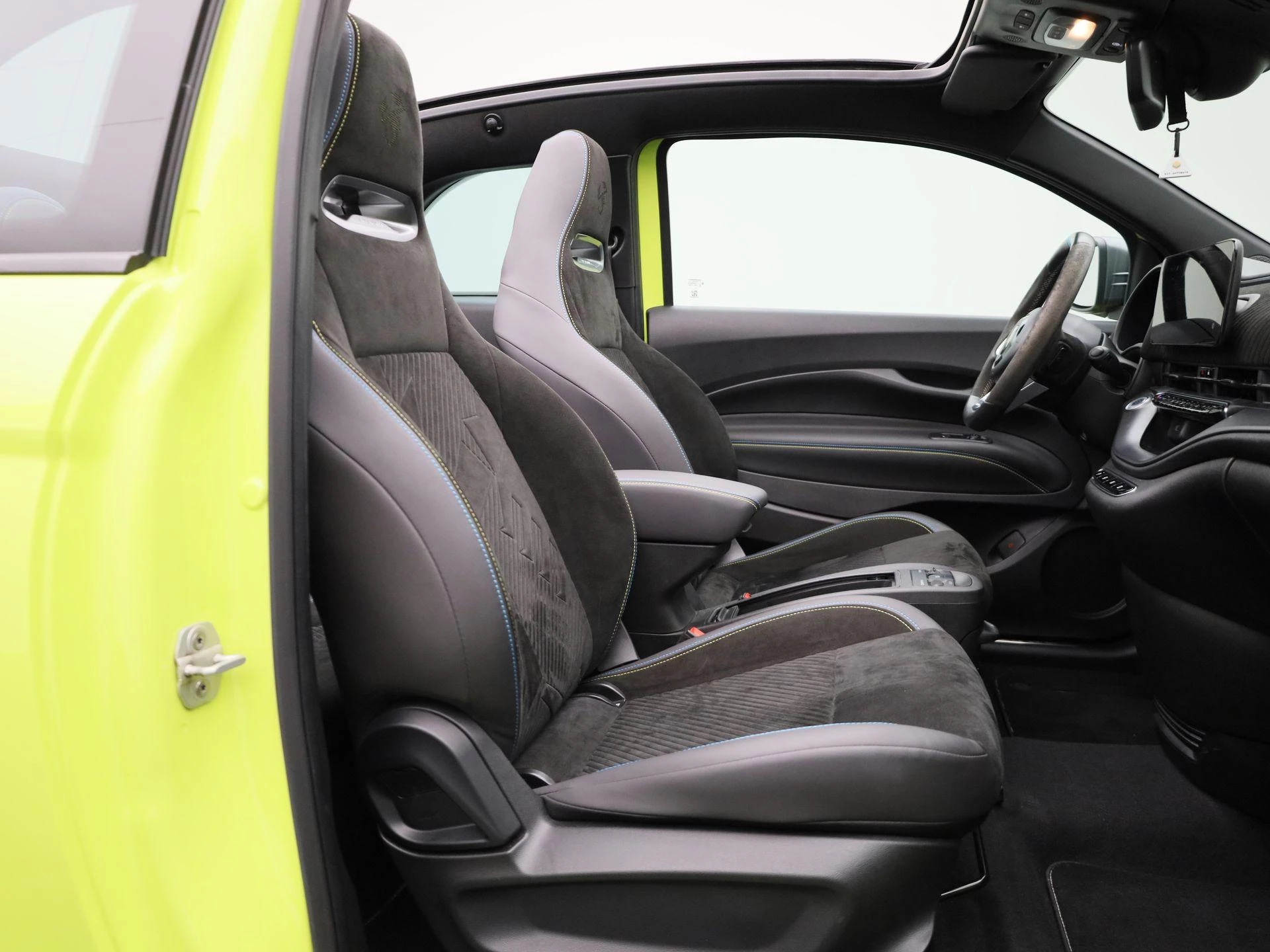 Abarth-500C-image-37