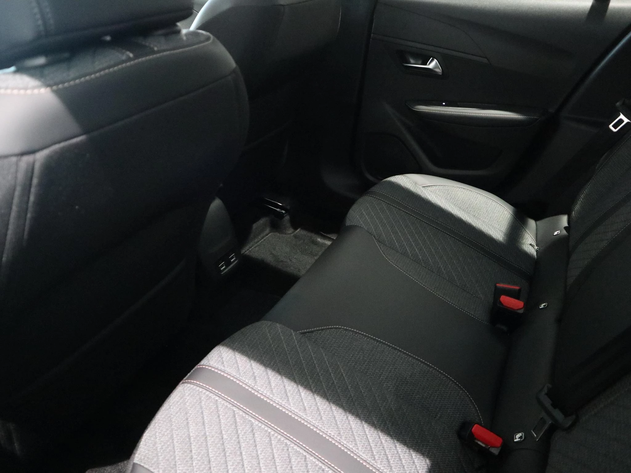 Peugeot-e-208-image-7