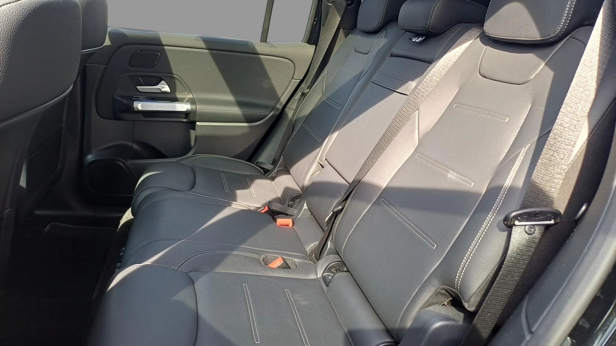 Mercedes-Benz EQB 250 AMG Line + 7-ZITPLAATSEN + LEDER + PANO DAK + CARPLAY +