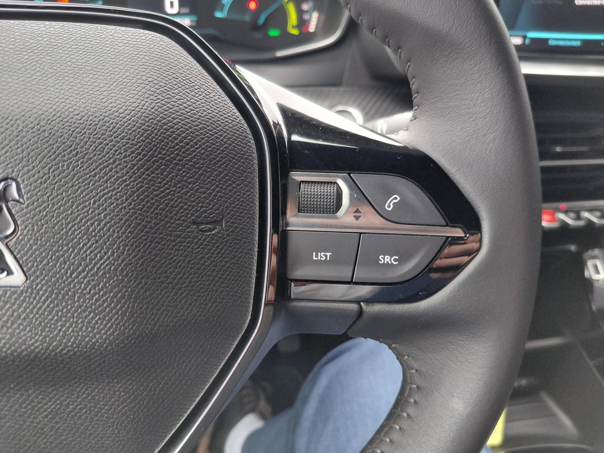 Peugeot-e-2008-image-23