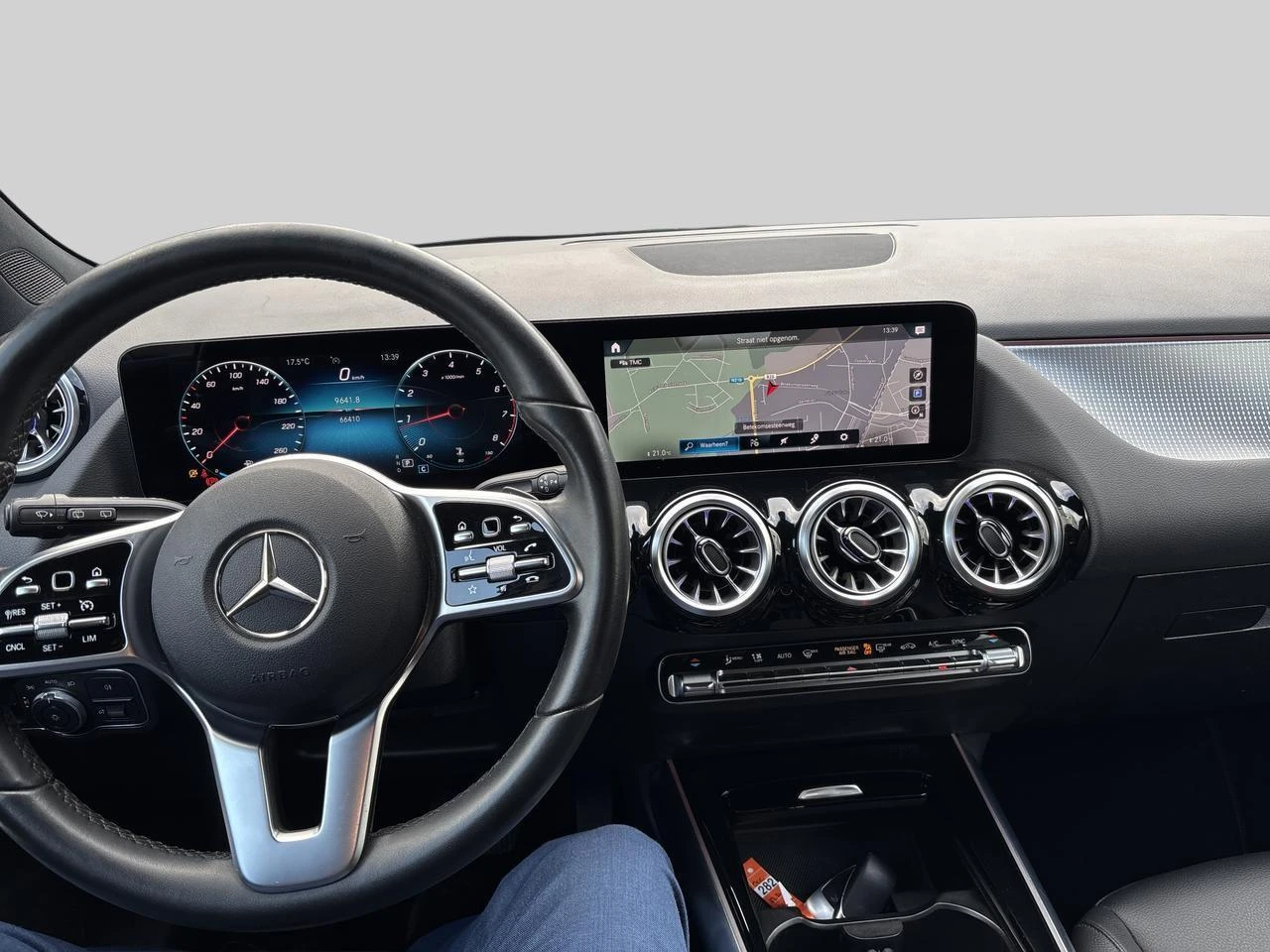 Mercedes-Benz-GLA-image-12