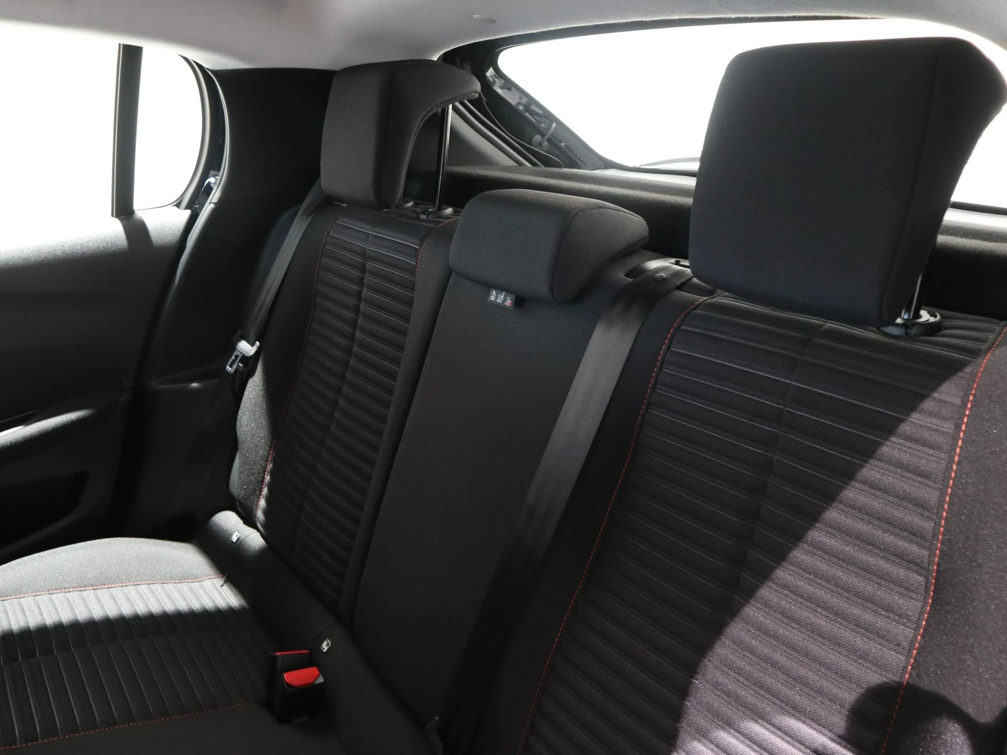Peugeot-e-208-image-8