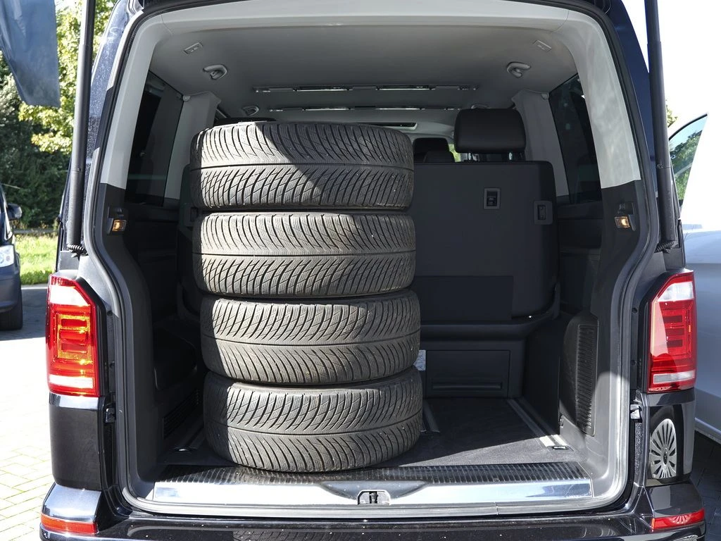 Volkswagen-Transporter-image-13