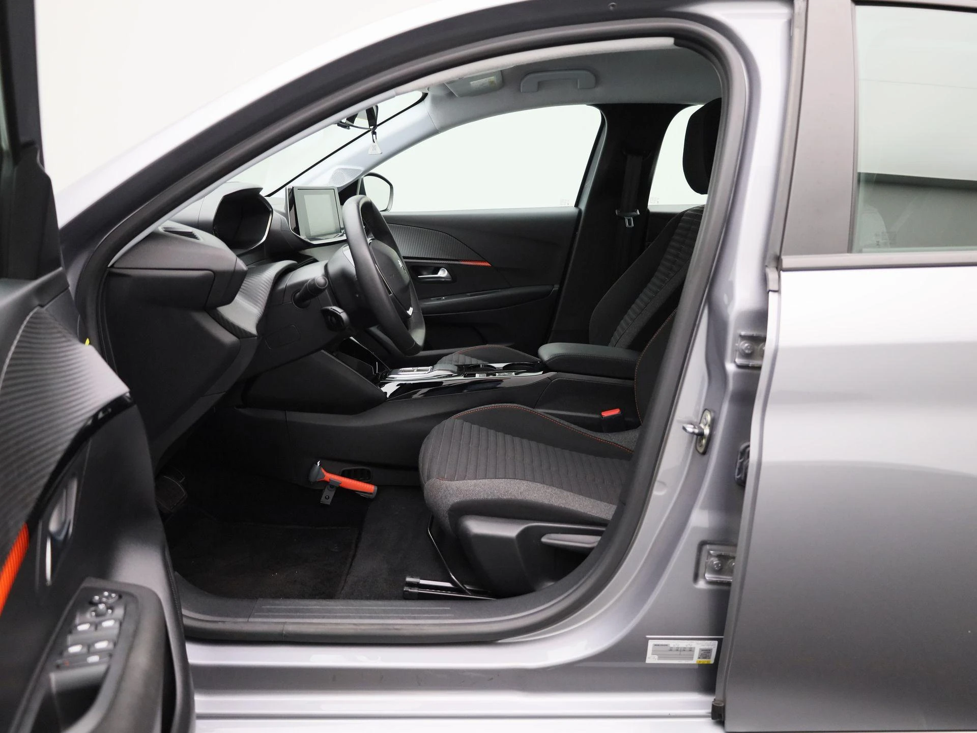 Peugeot-e-208-image-8