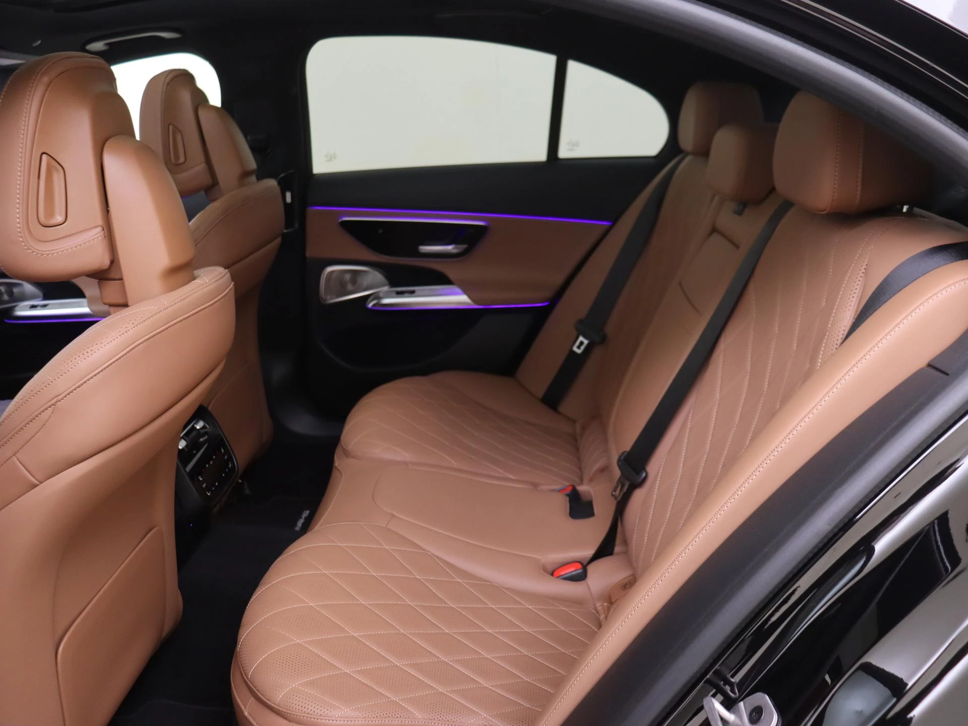 Mercedes-Benz-E-Klasse-image-6