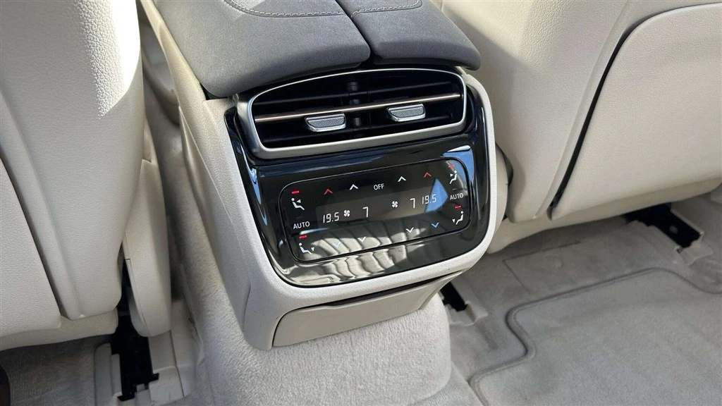 Mercedes-Benz-EQS-image-30