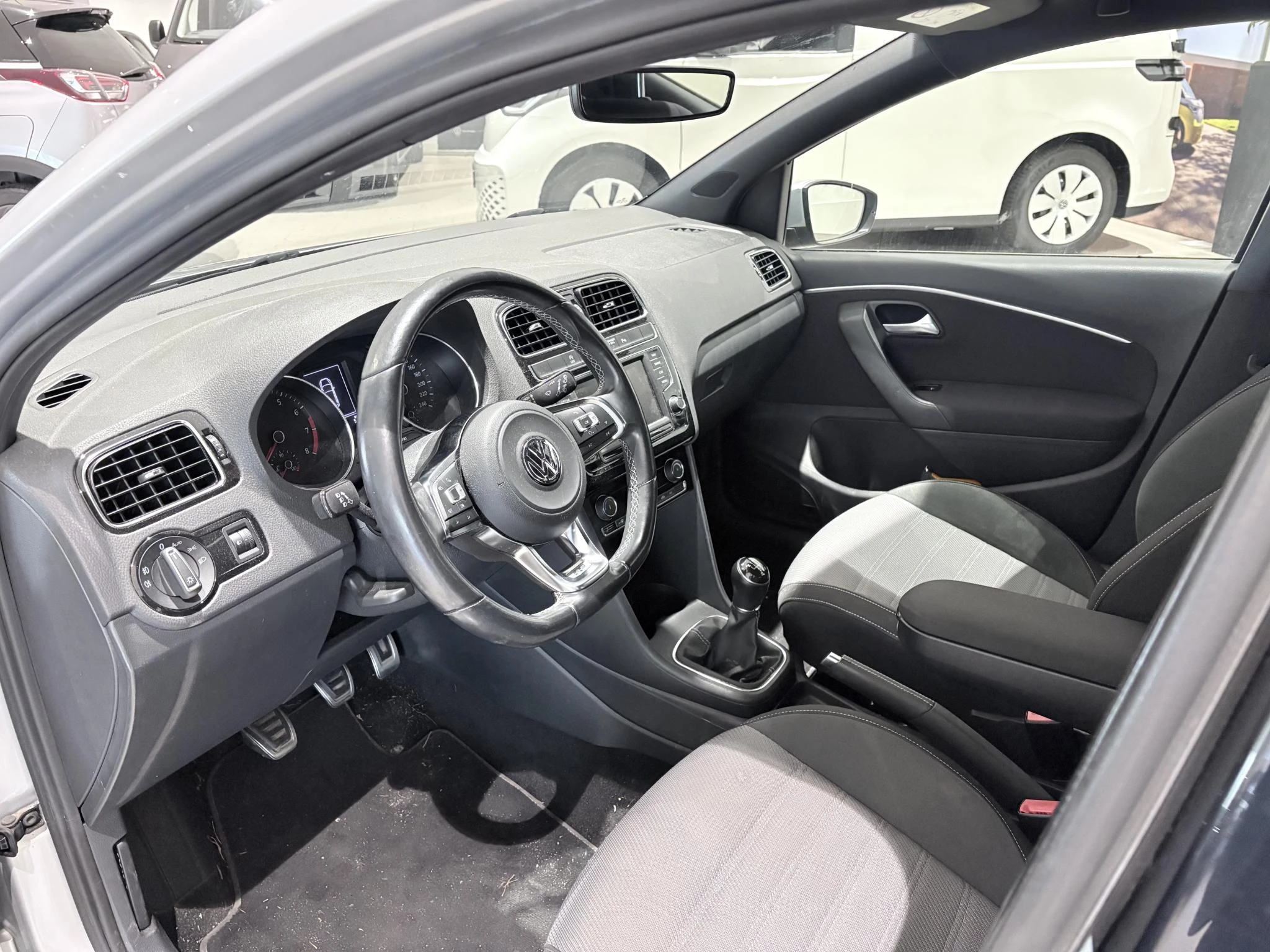 Volkswagen-Polo-image-8