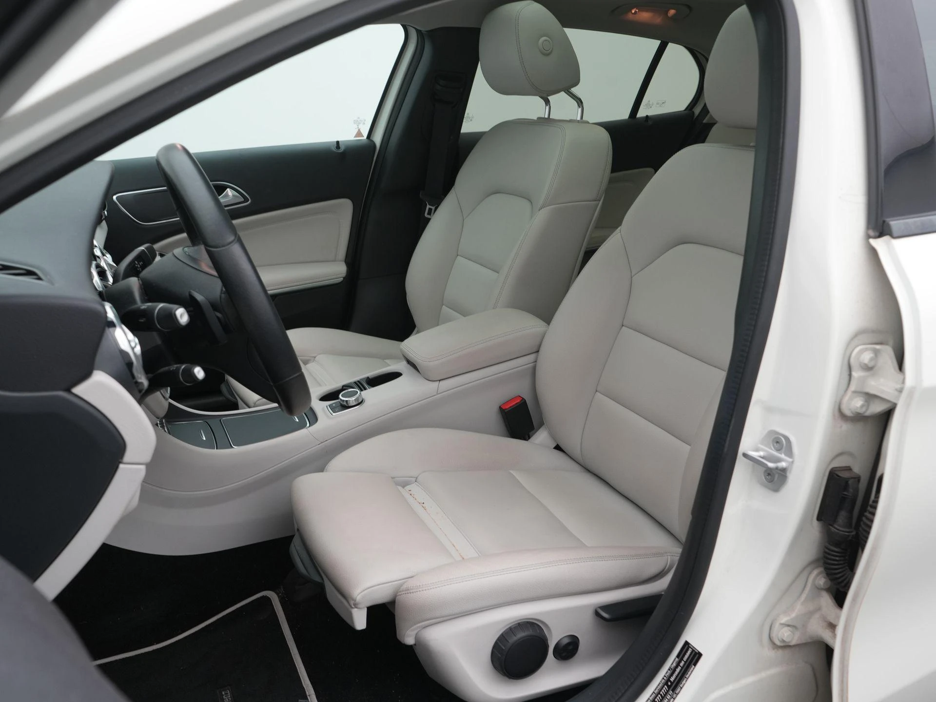 Mercedes-Benz-GLA-image-8