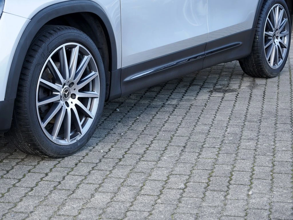 Mercedes-Benz-GLB 220 d-image-6