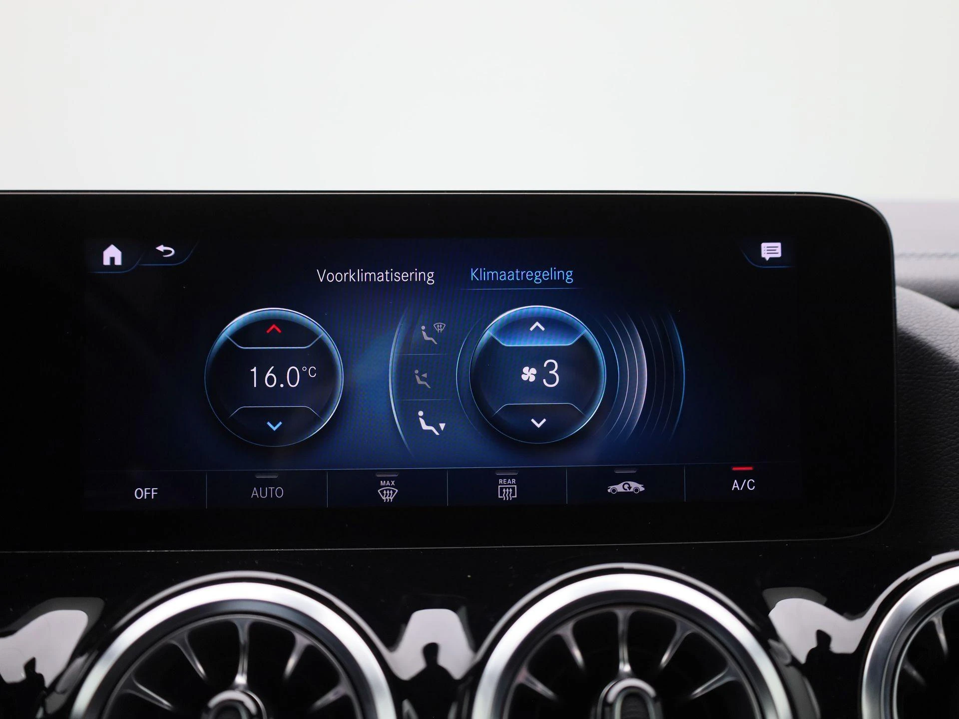 Mercedes-Benz-GLA-image-21