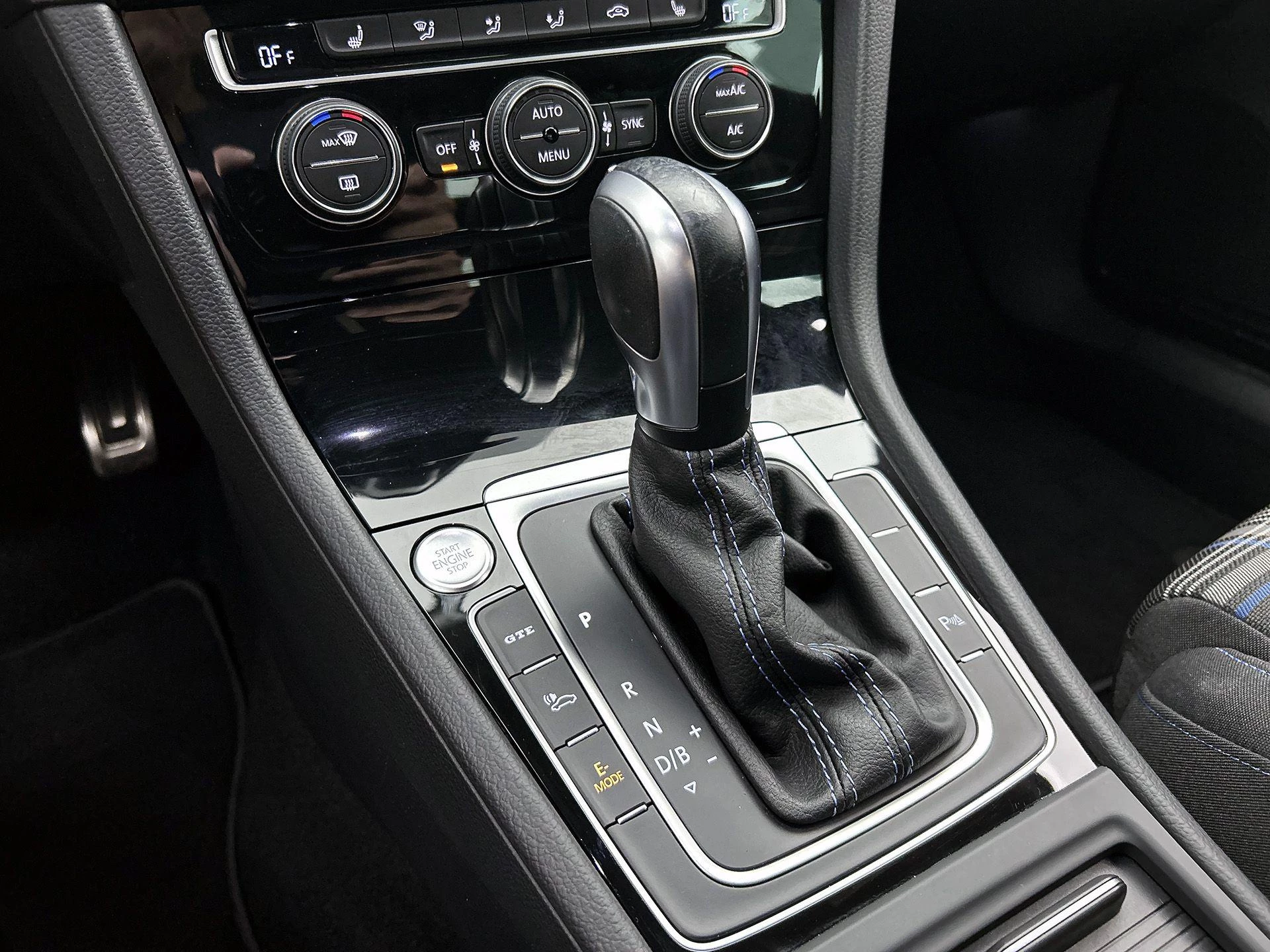 Volkswagen-Golf-image-30