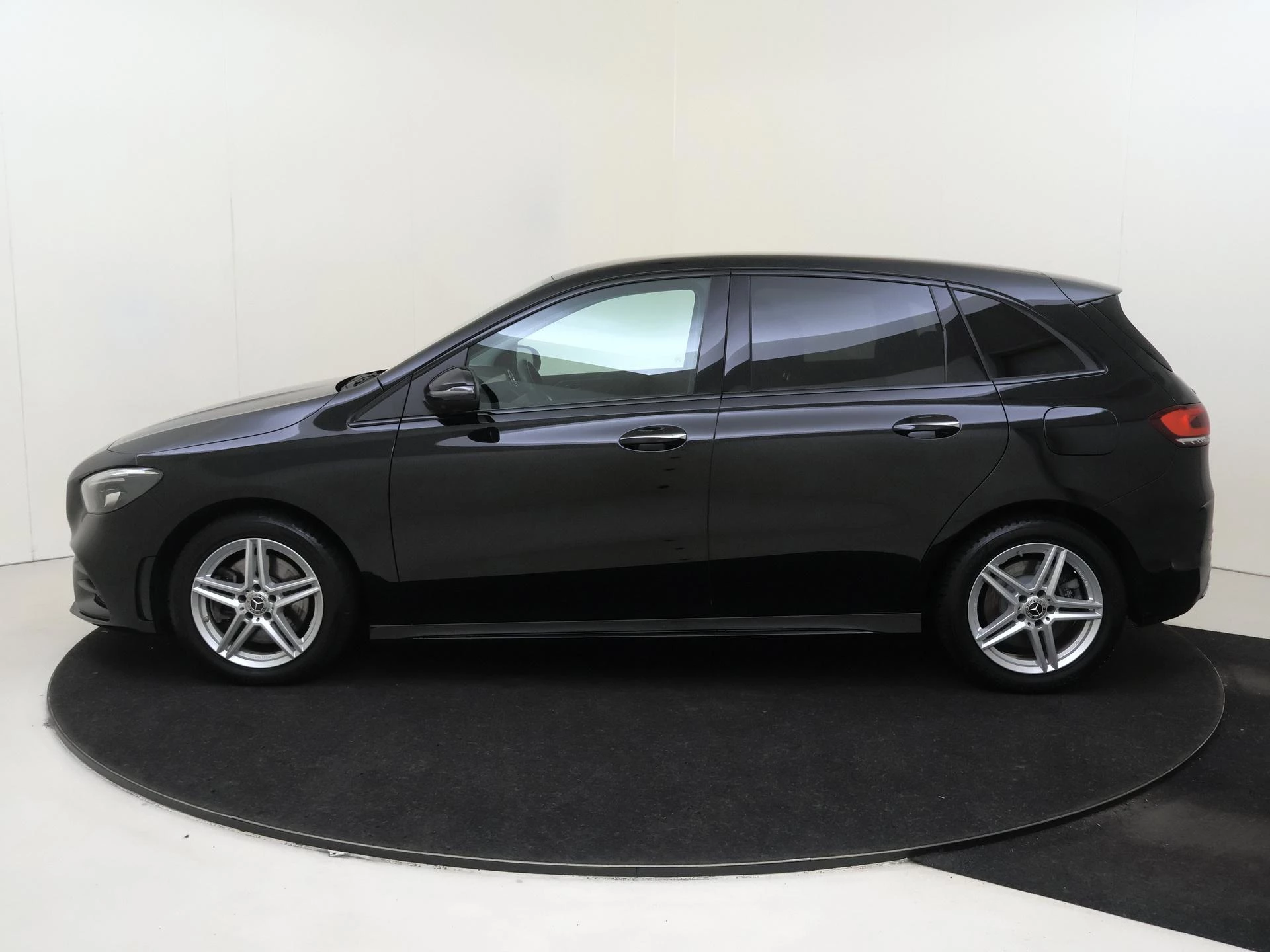 Mercedes-Benz-B-Klasse-image-7