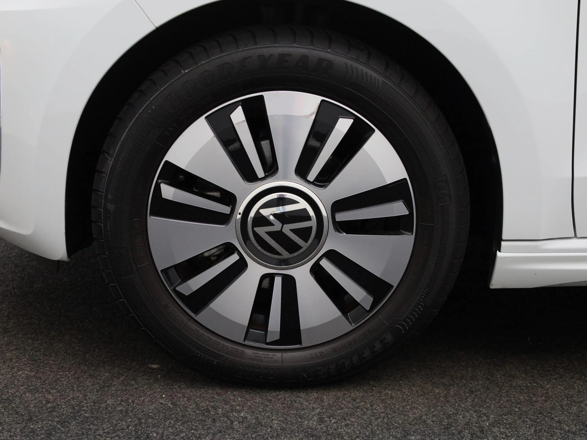 Volkswagen-e-up!-image-13
