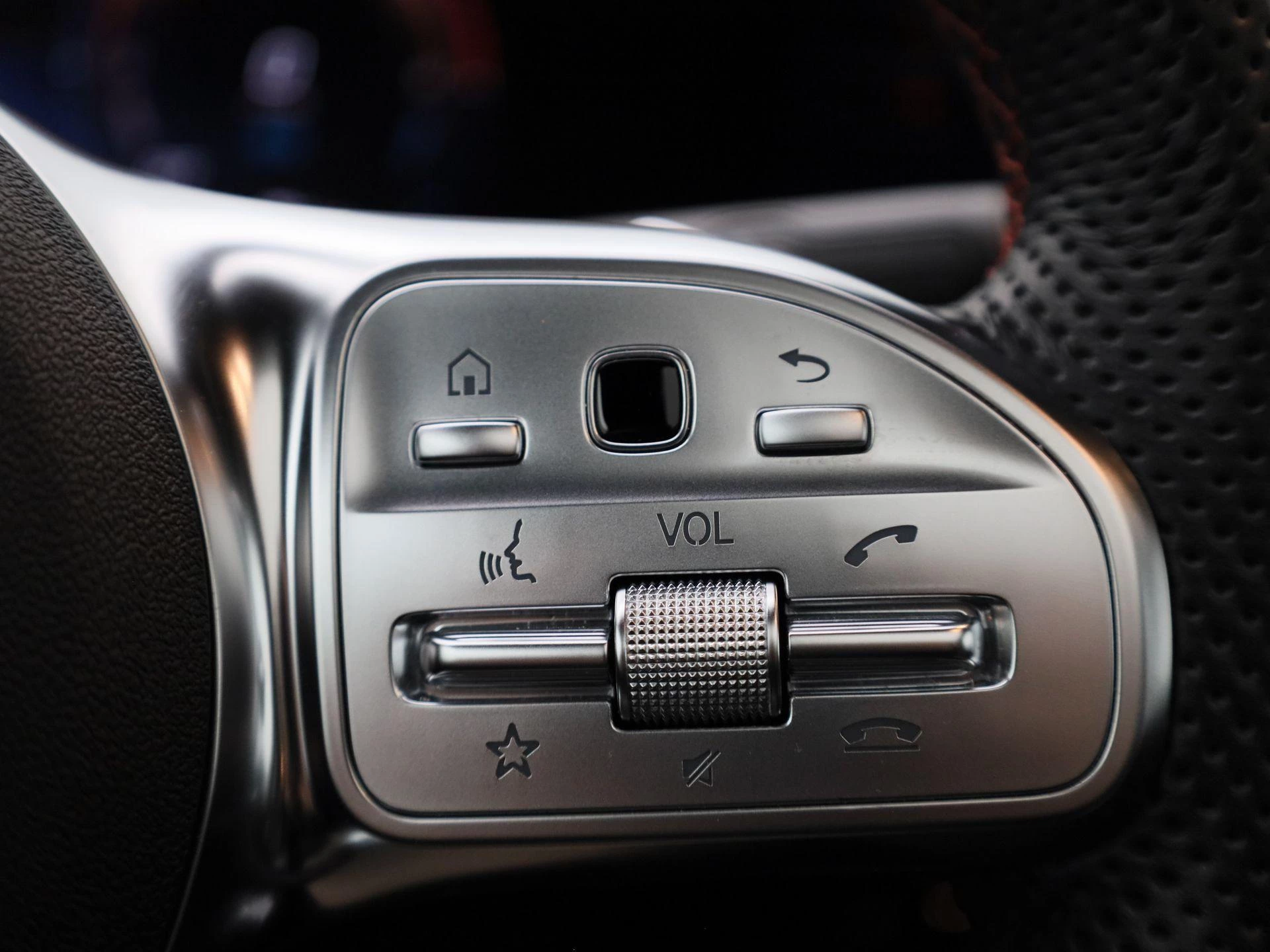 Mercedes-Benz-CLA-image-25