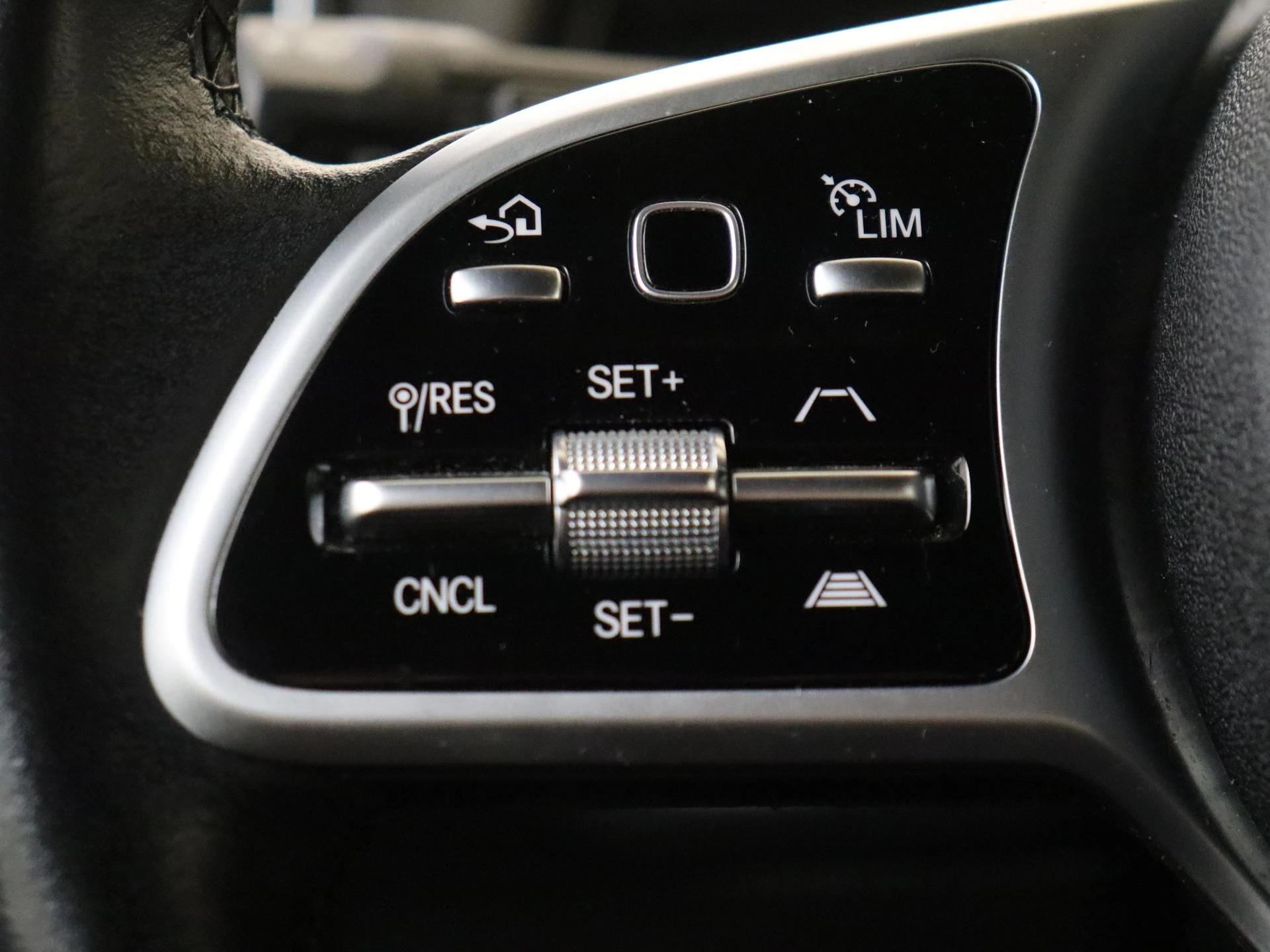 Mercedes-Benz-GLB-image-11