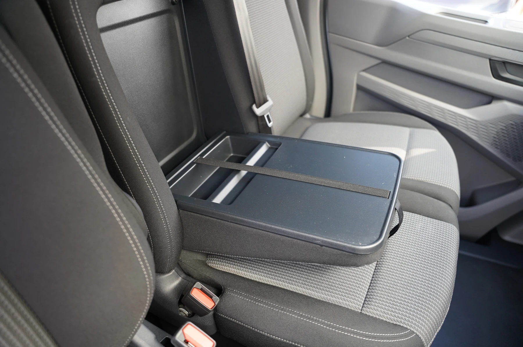 Volkswagen-Transporter-image-9