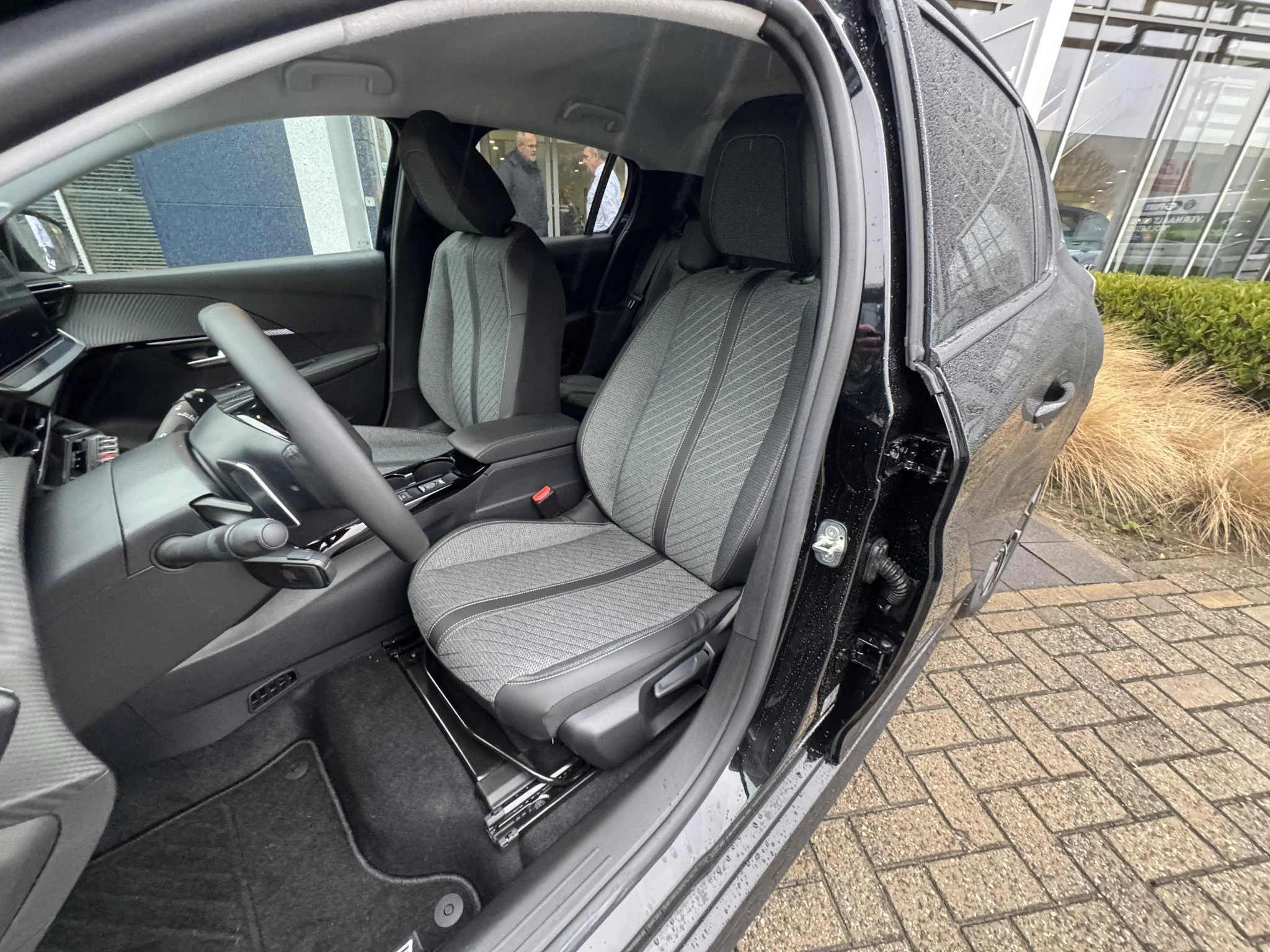 Peugeot-e-208-image-16