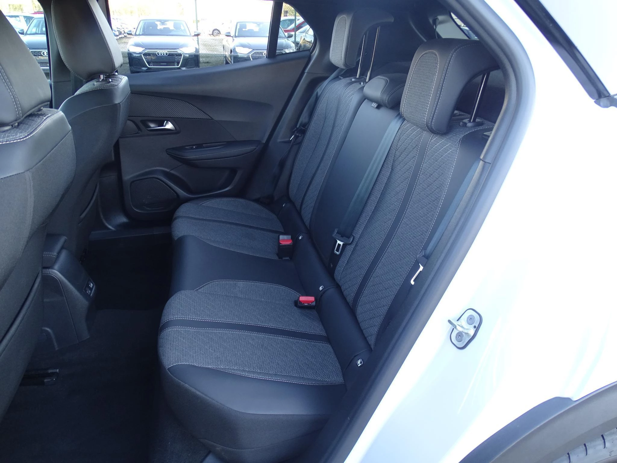 Peugeot 2008 1.2 HYBRID 145 e-DSC6 Allure