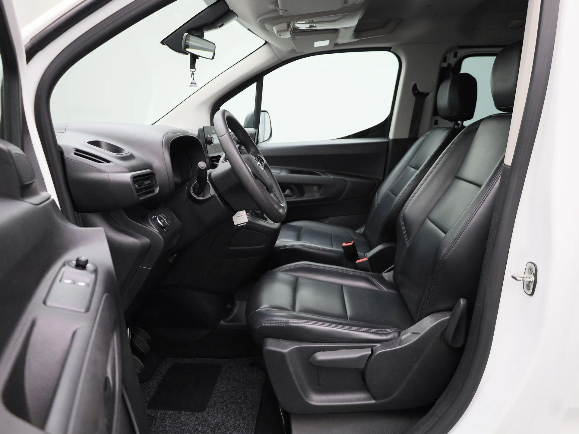 Opel-Combo Life-image-12