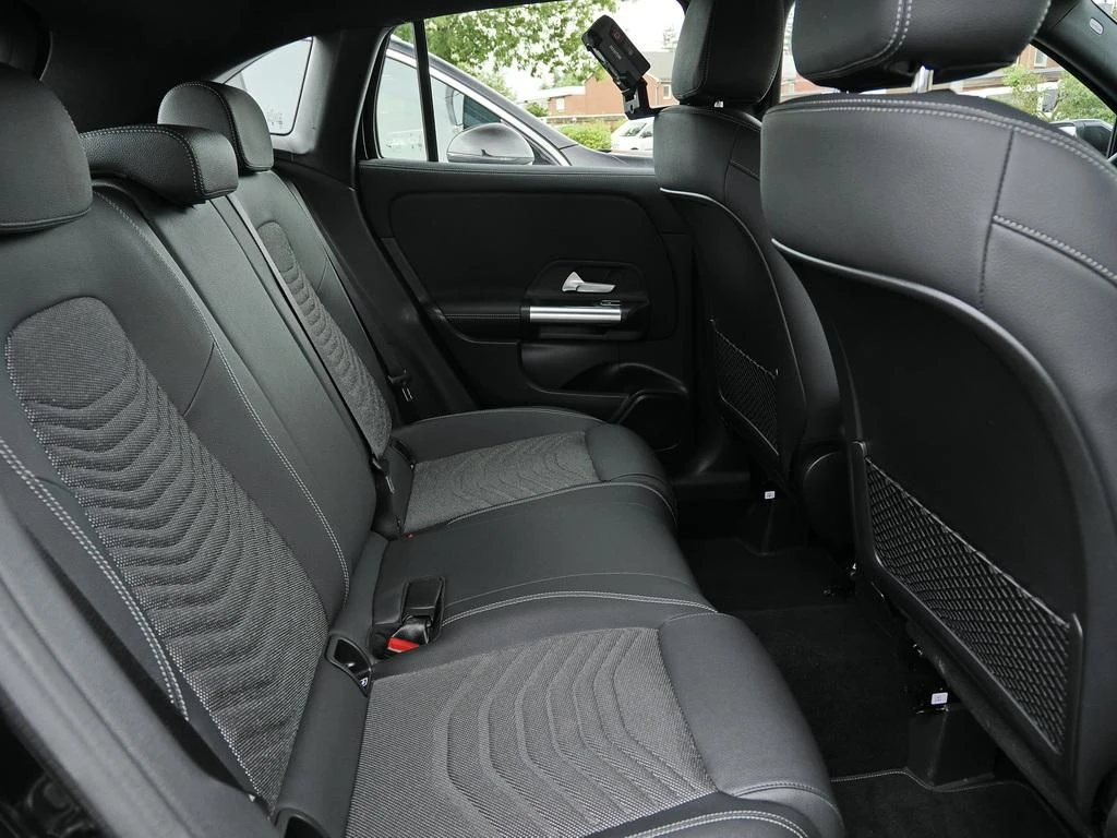 Mercedes-Benz-GLA 200 d-image-14
