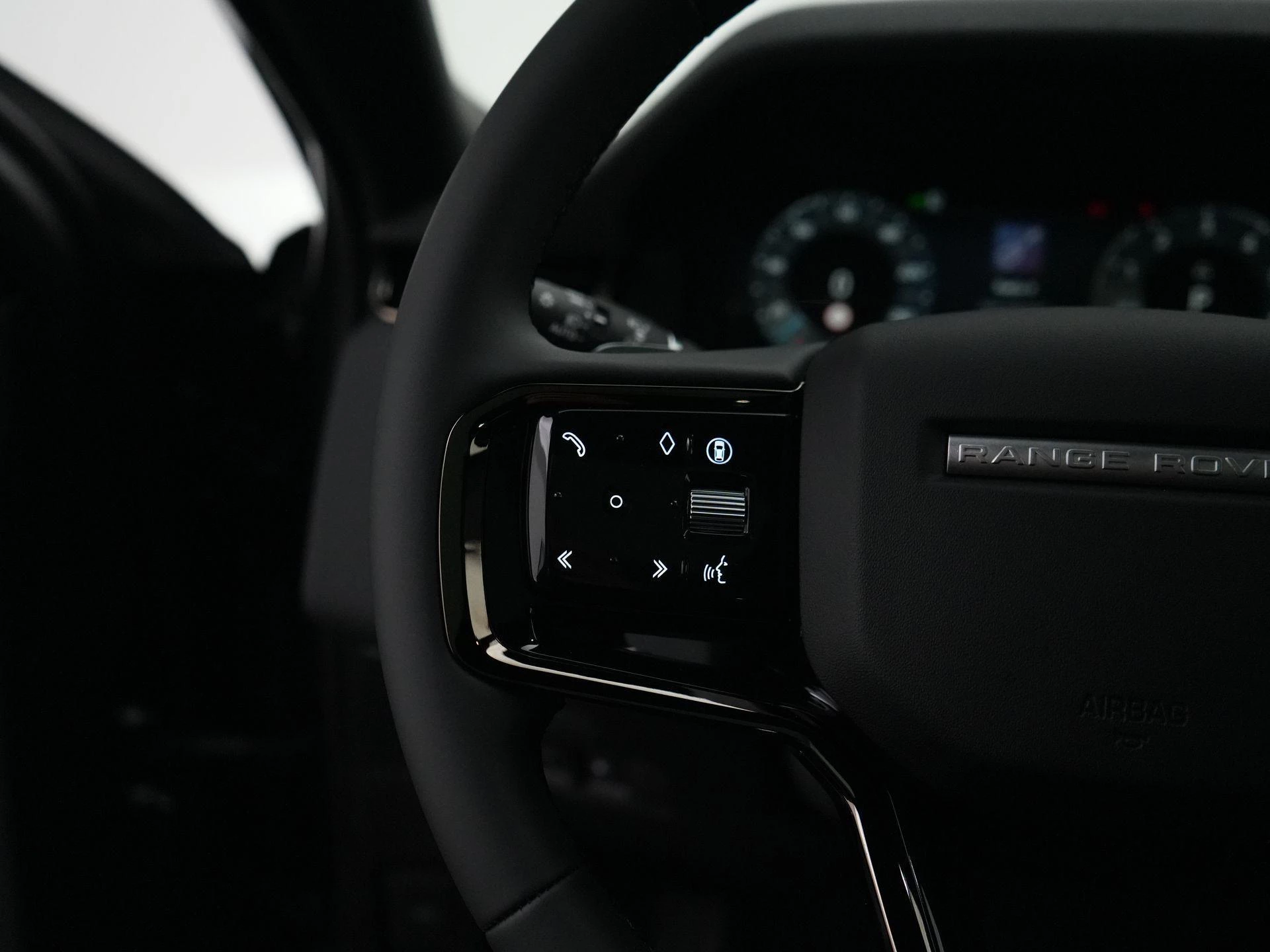 Land Rover-Range Rover Evoque-image-15