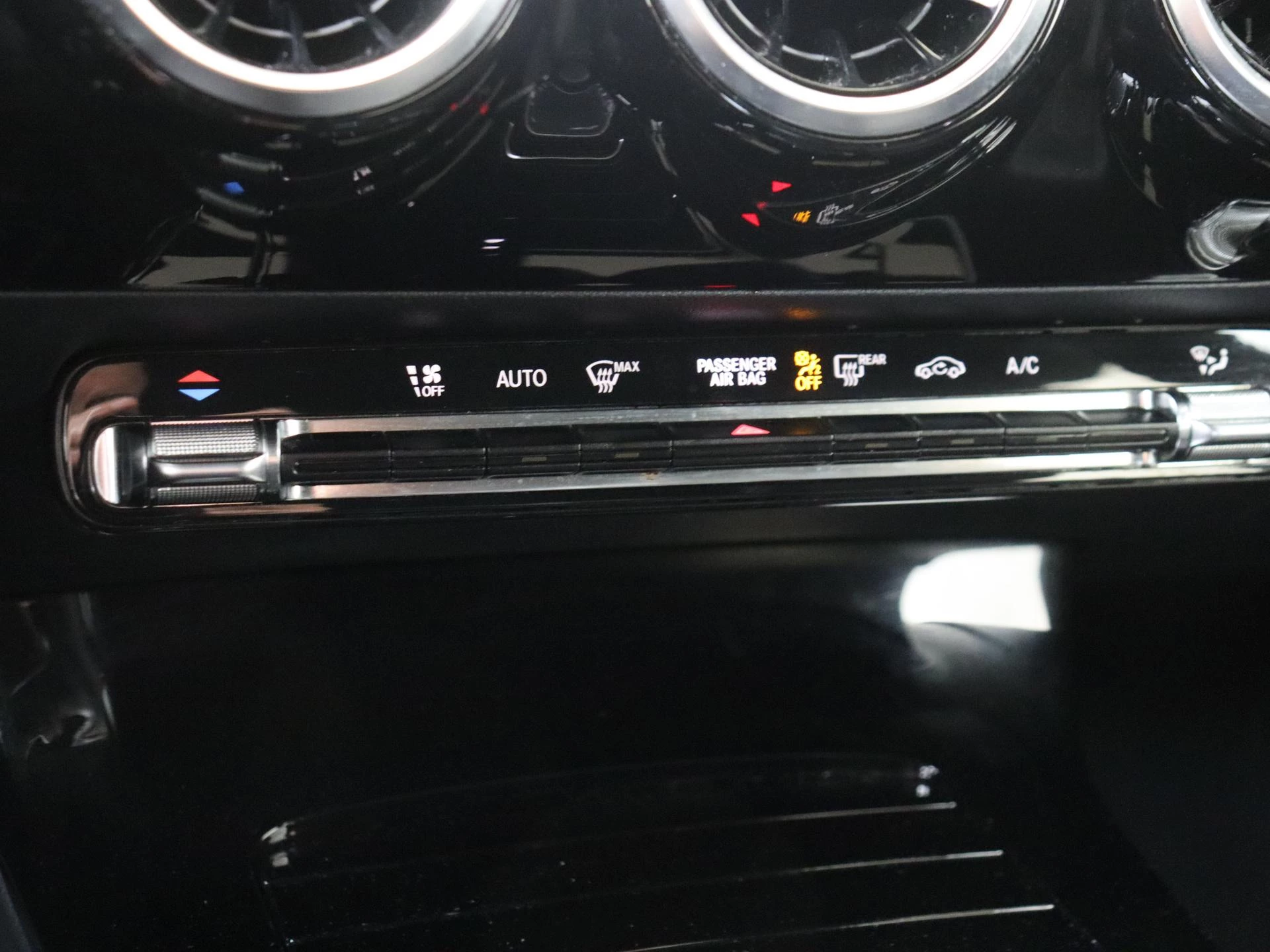 Mercedes-Benz-CLA-image-19