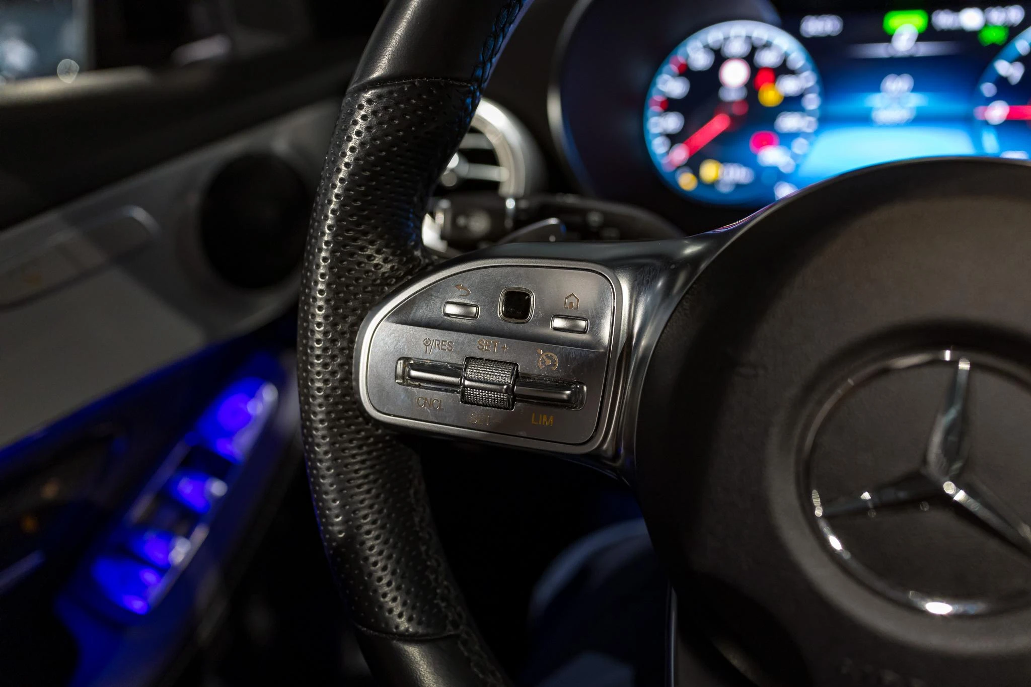 Mercedes-Benz-GLC-image-23