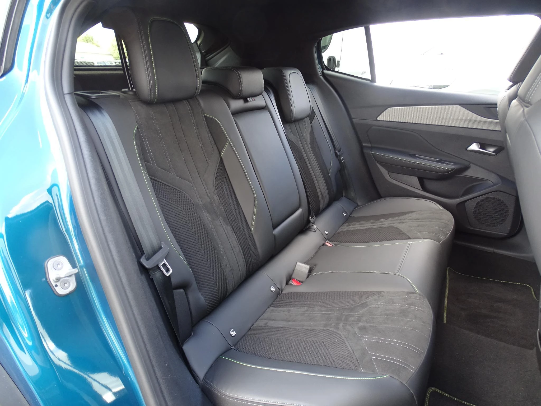 Peugeot 408 1.6 Hybrid 225 S&S EAT8 First Edition