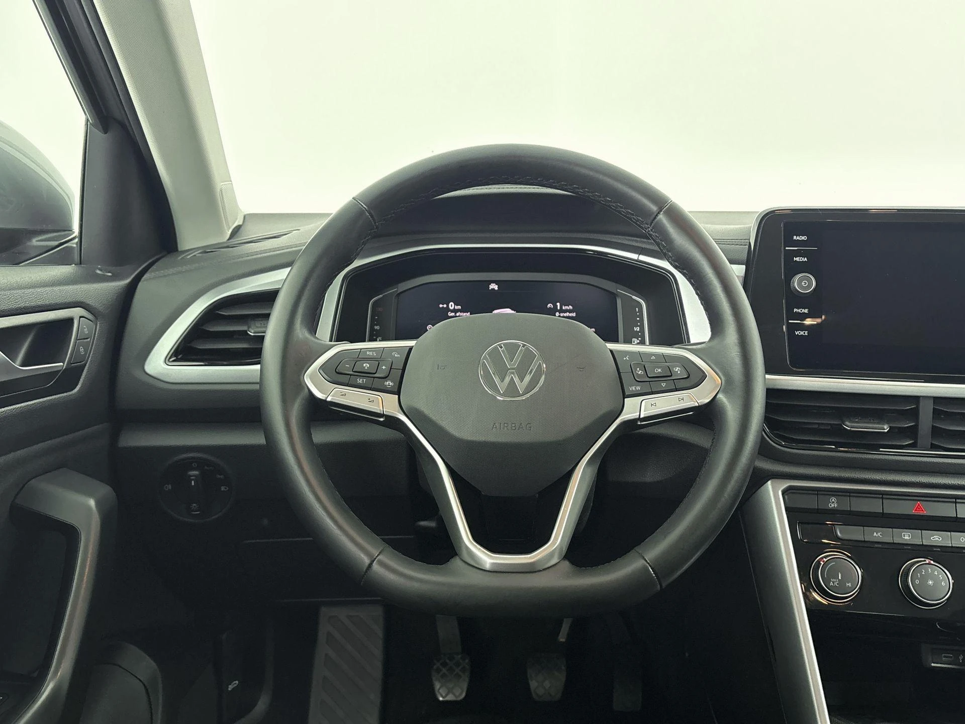 Volkswagen-T-Roc-image-12