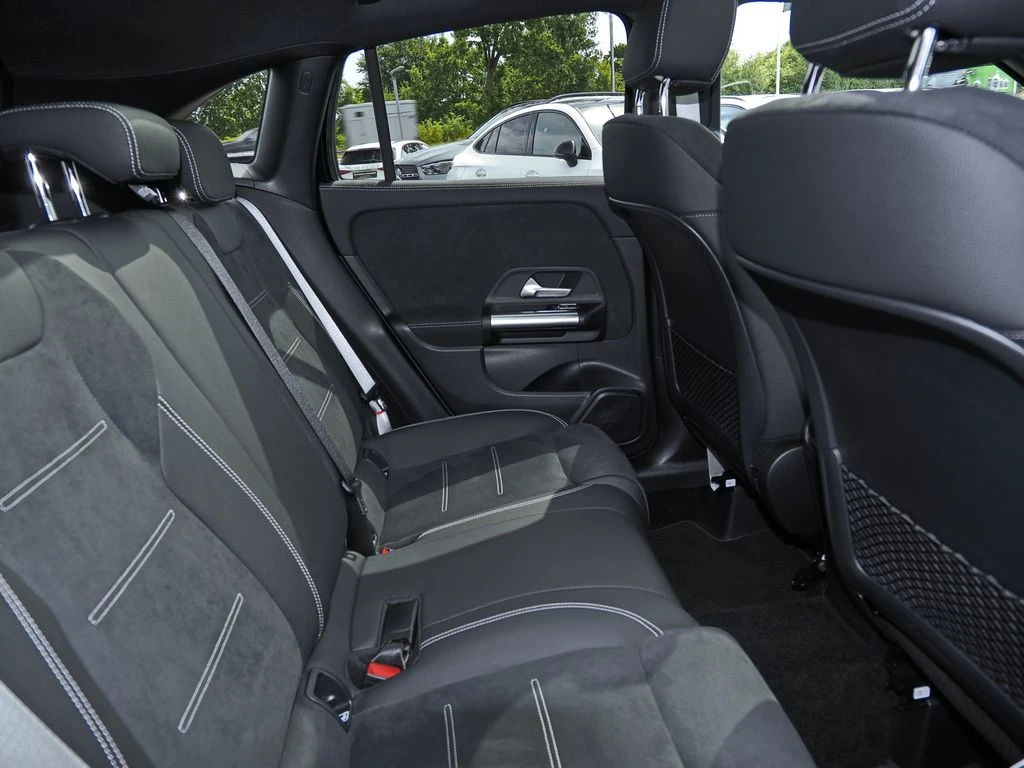 Mercedes-Benz-GLA 200 d-image-14