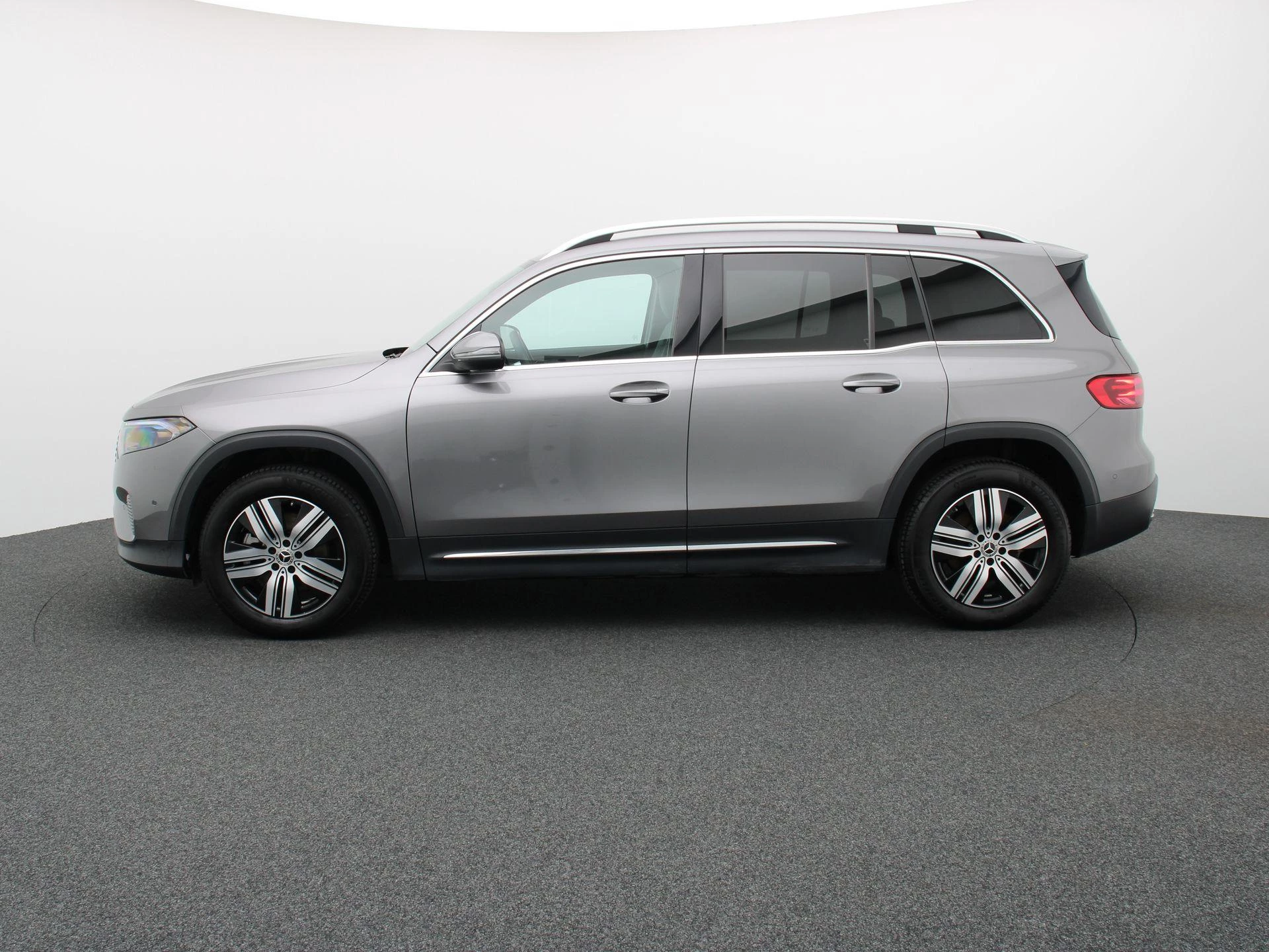 Mercedes-Benz-EQB-image-3