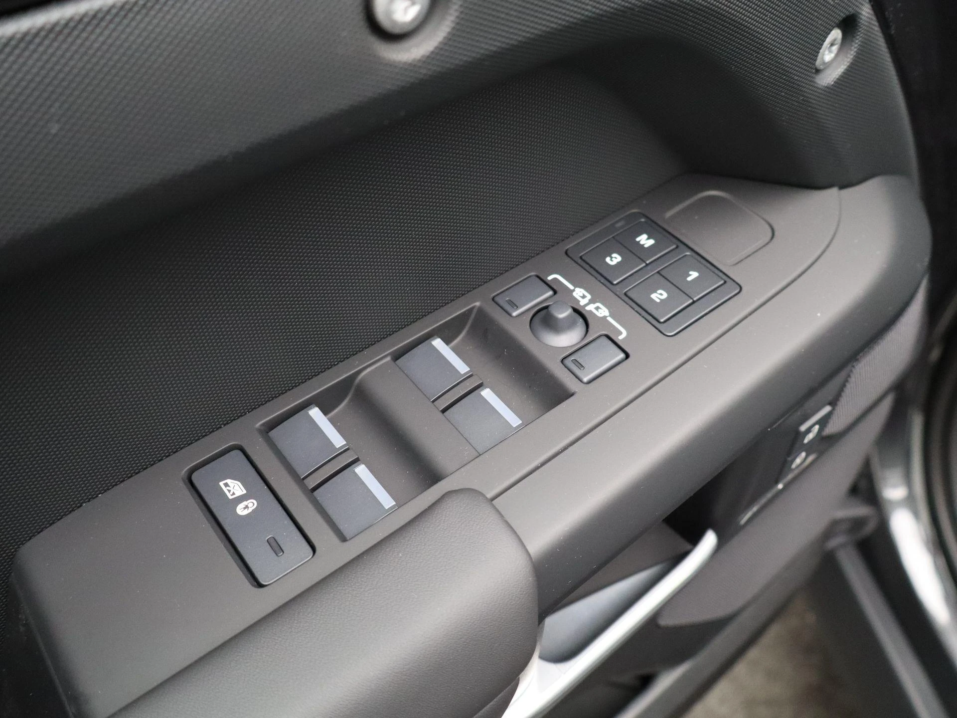 Land Rover-Defender-image-33