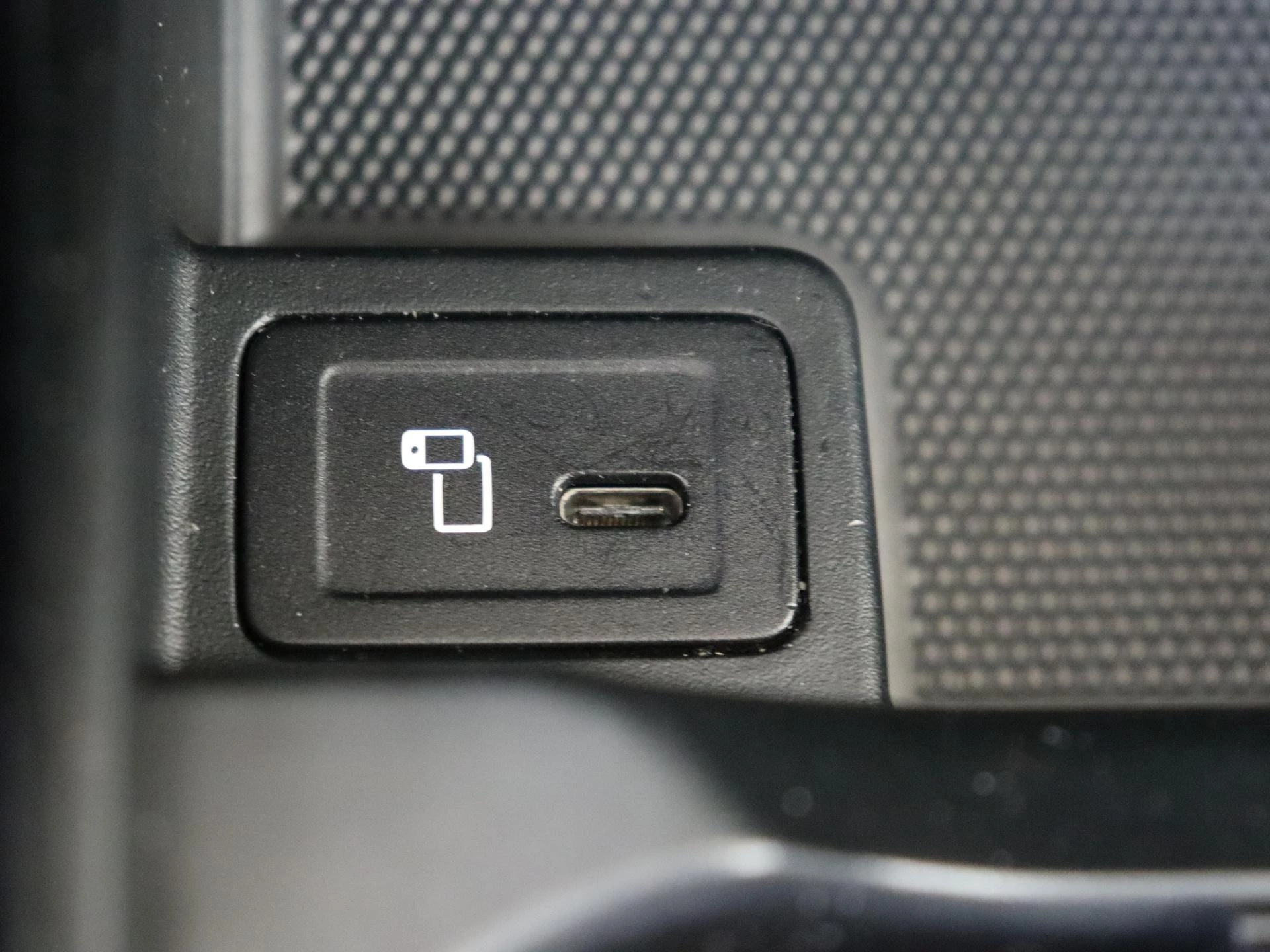 Mercedes-Benz-EQA-image-25