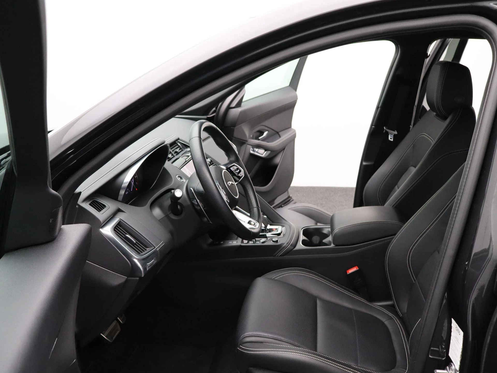 Jaguar-E-PACE-image-10