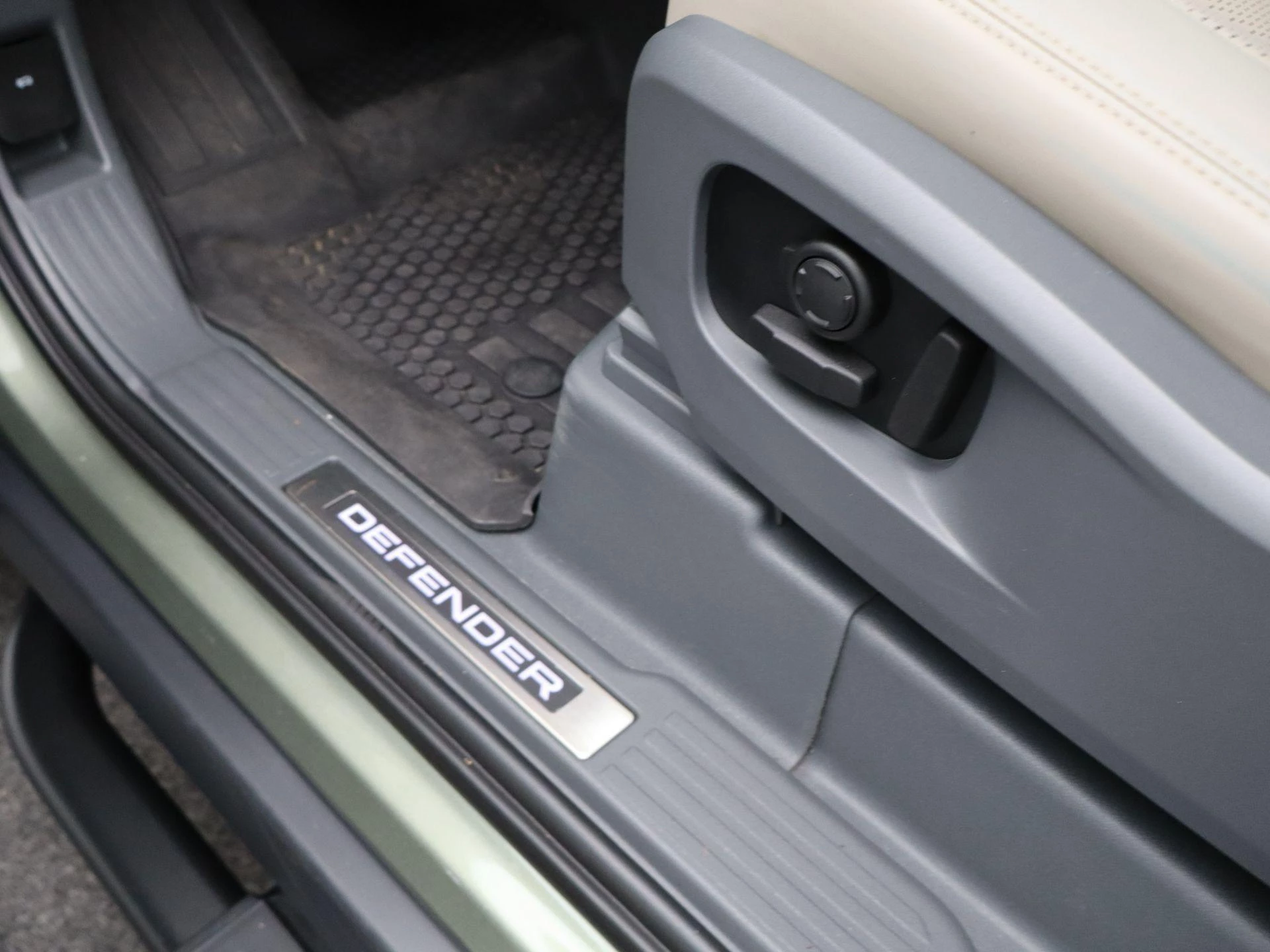 Land Rover-Defender-image-32