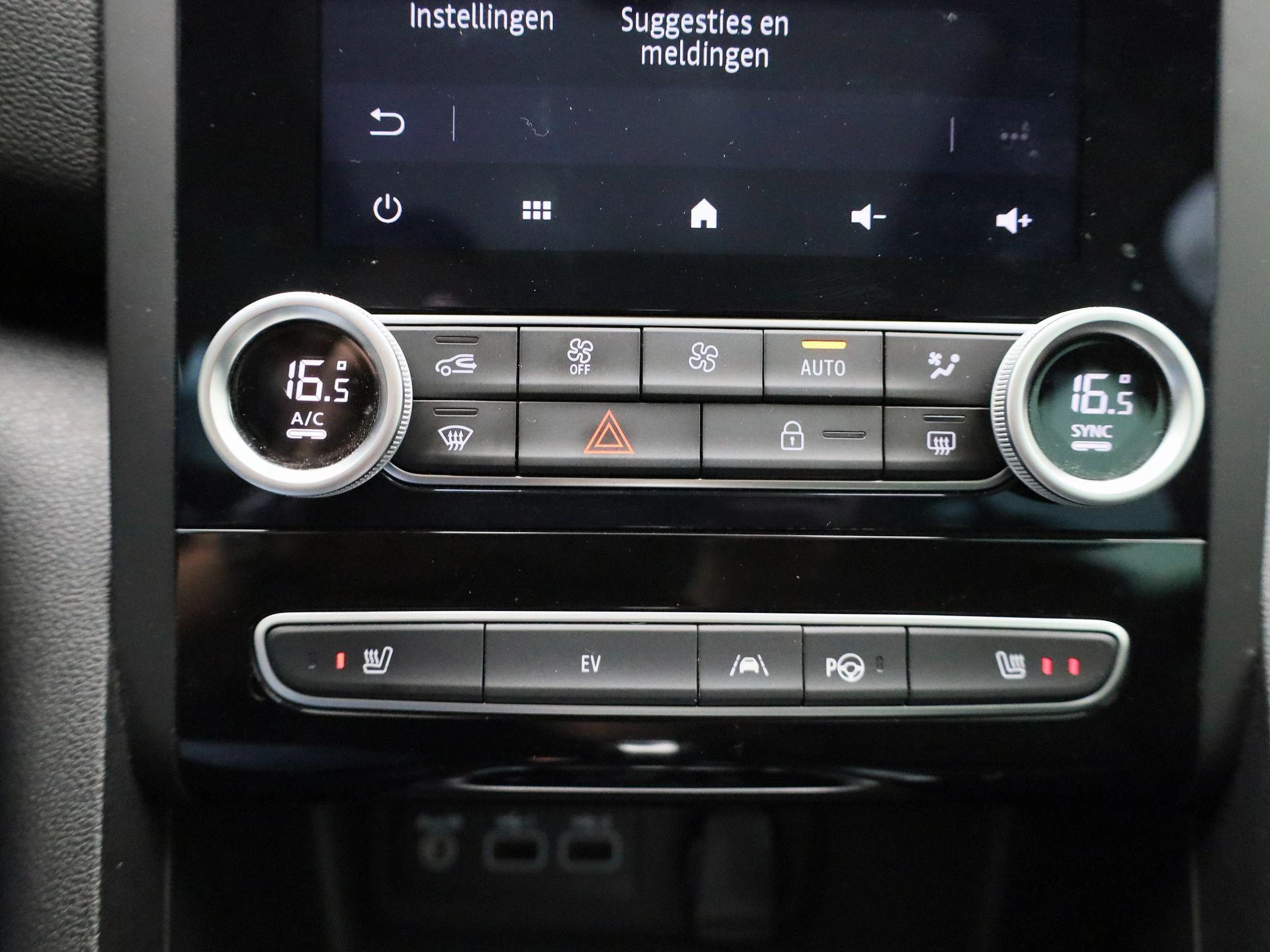 Renault-Megane E-Tech-image-25
