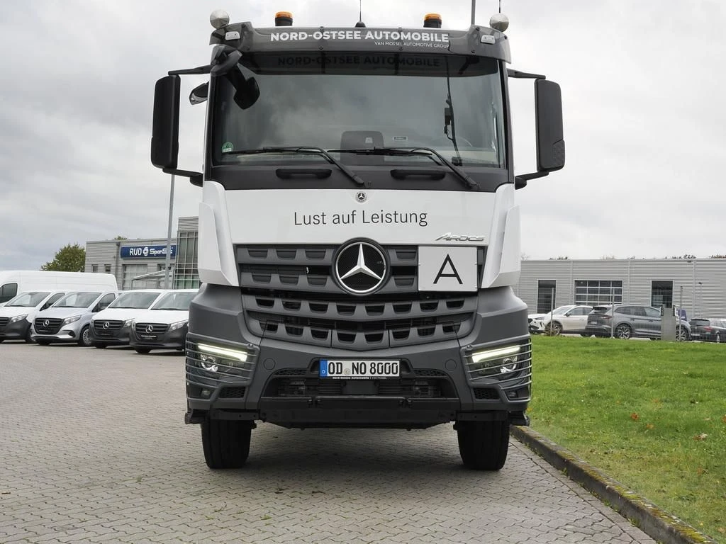Mercedes-Benz--image-2