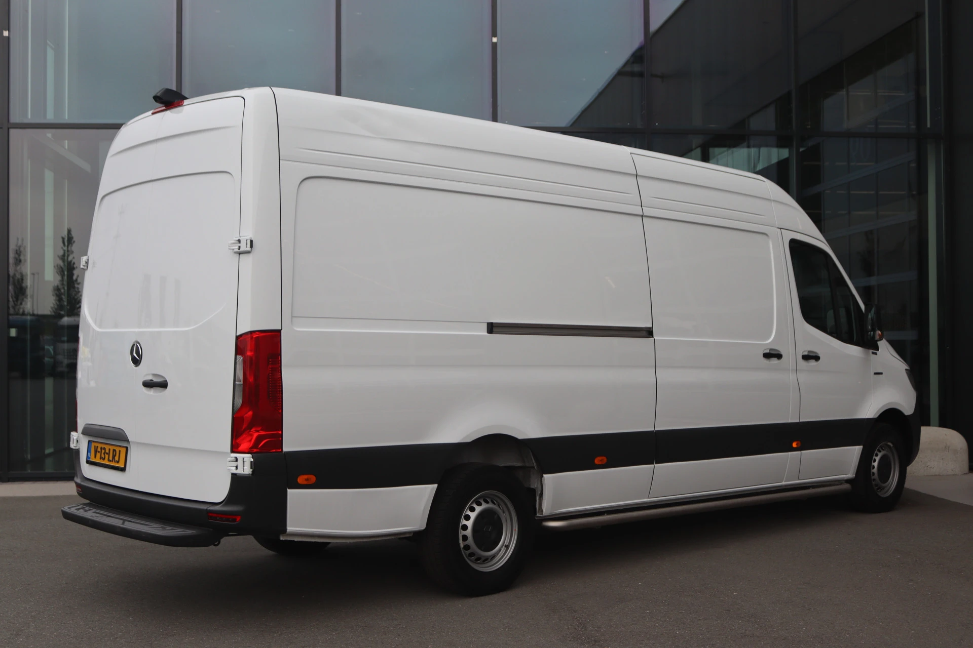 Mercedes-Benz-eSprinter-image-1