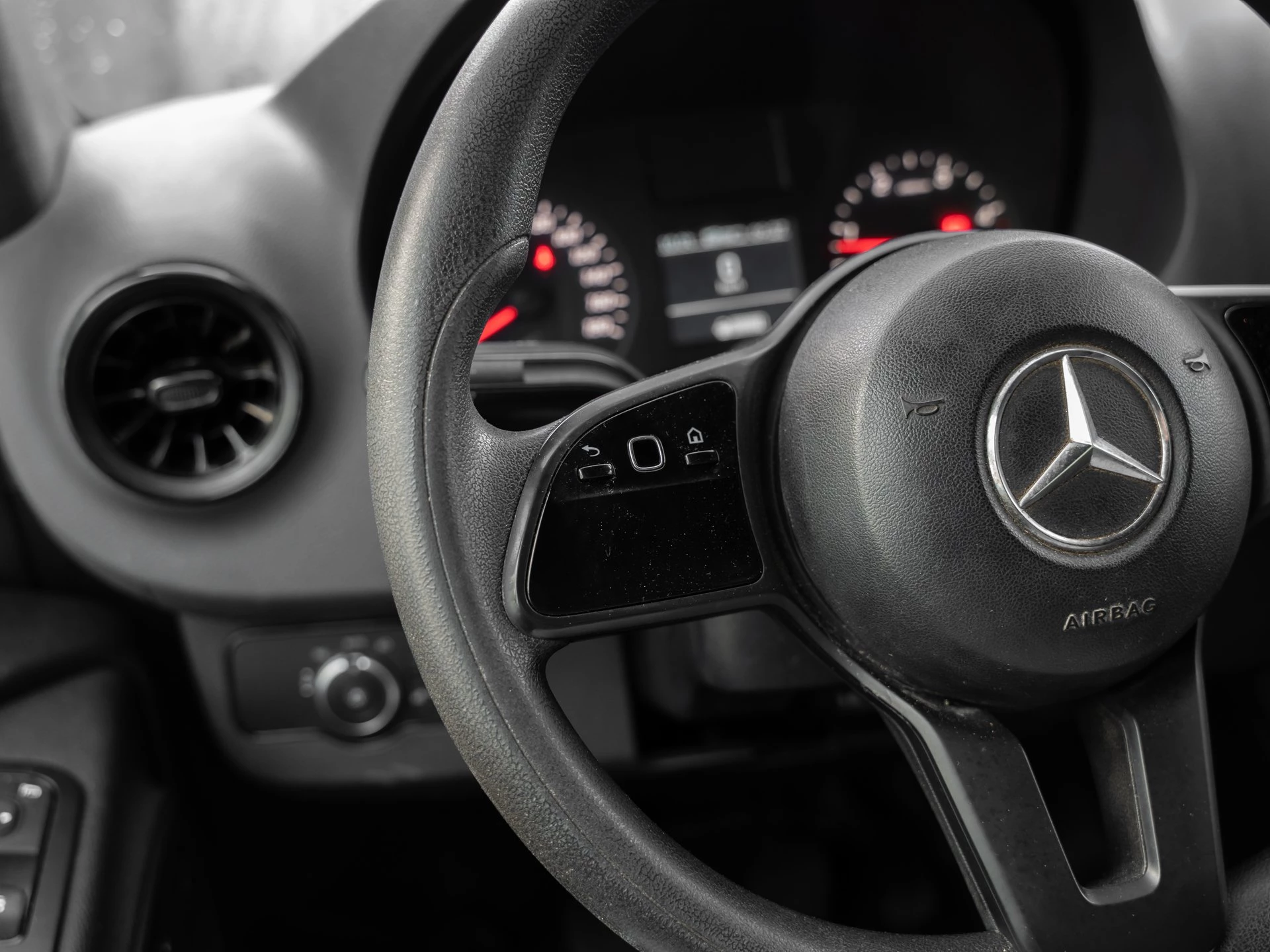 Mercedes-Benz-Sprinter-image-18