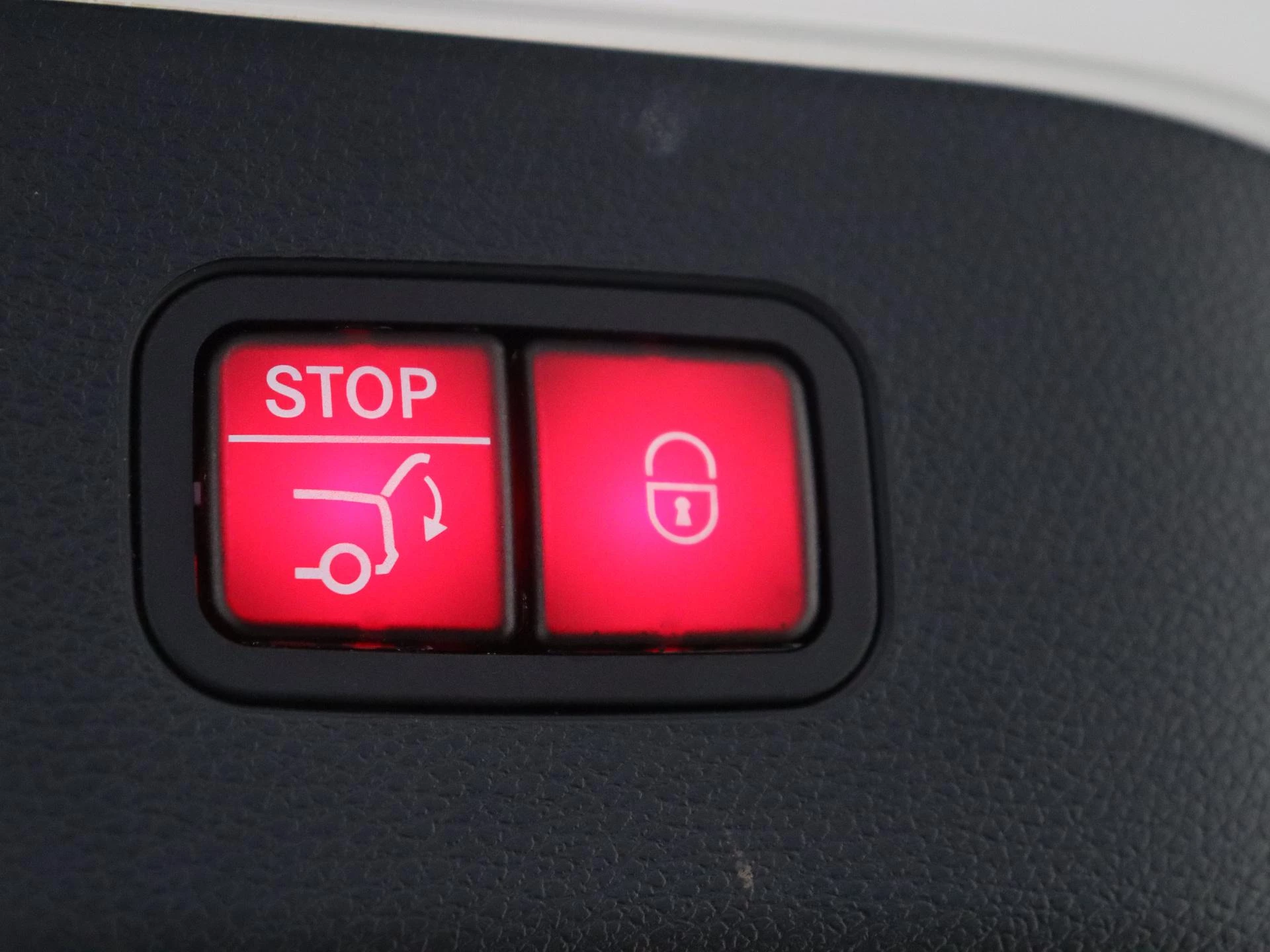 Mercedes-Benz-EQC-image-32