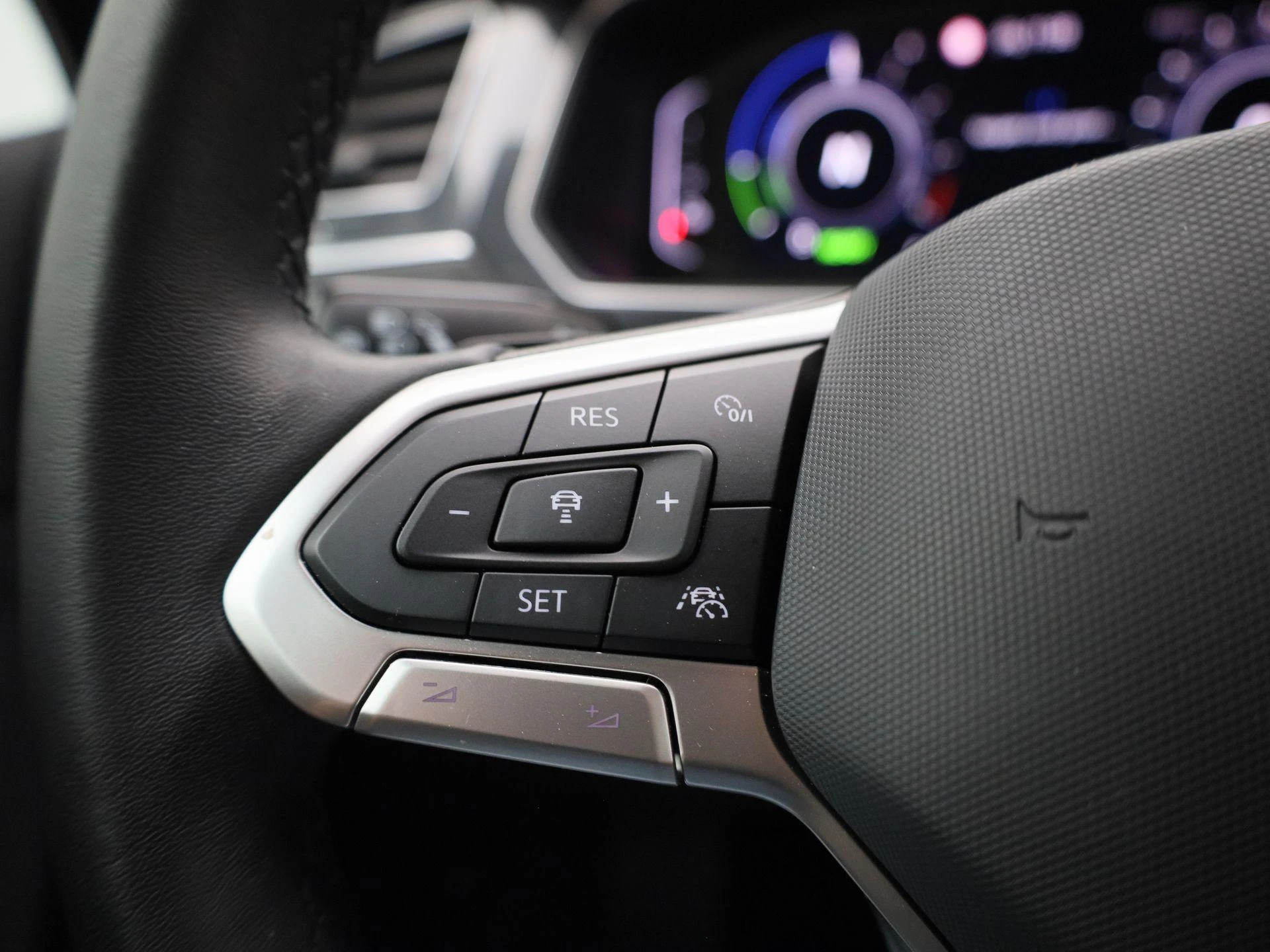 Volkswagen-Tiguan-image-18