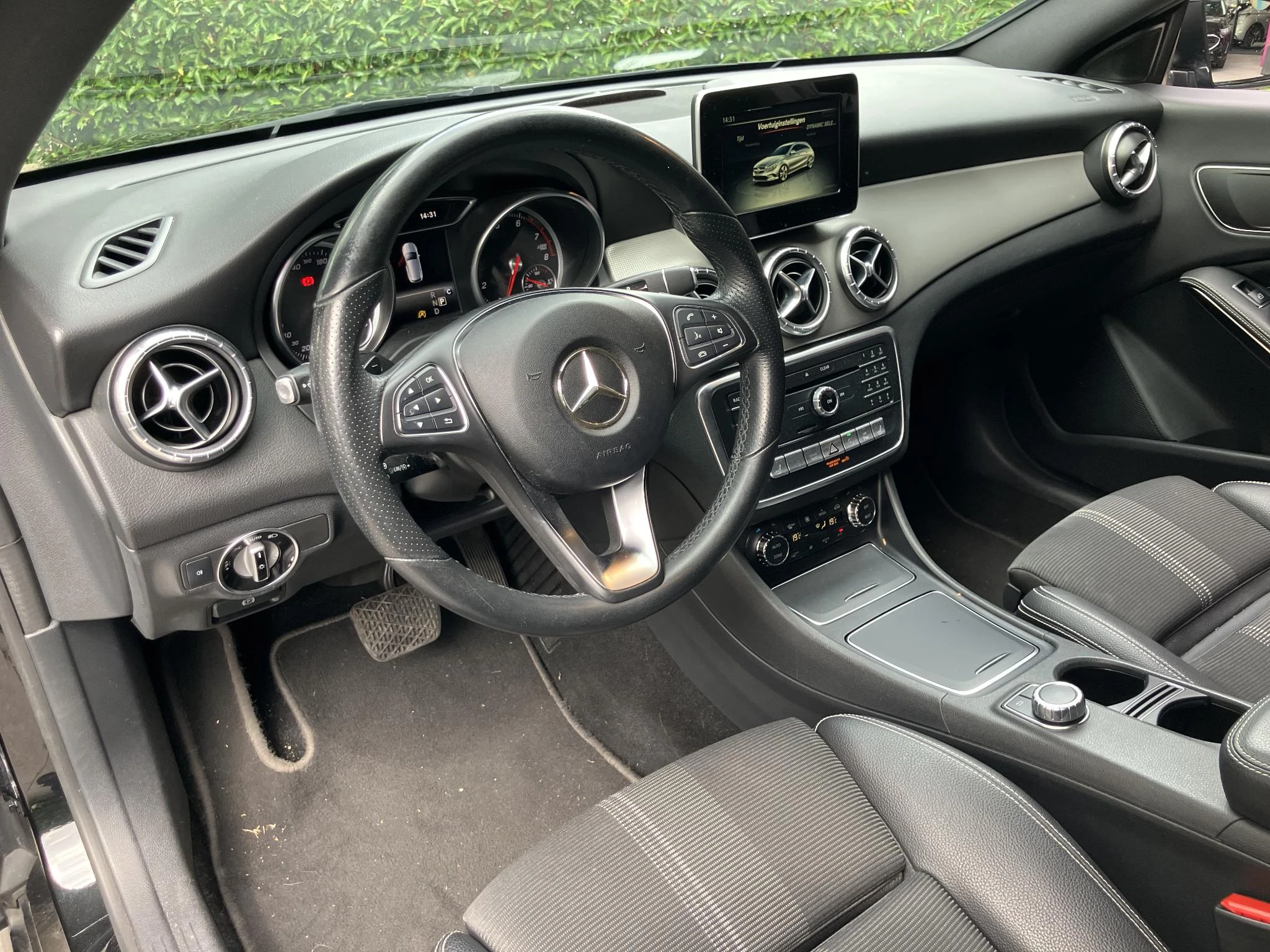 Mercedes-Benz-CLA-image-2