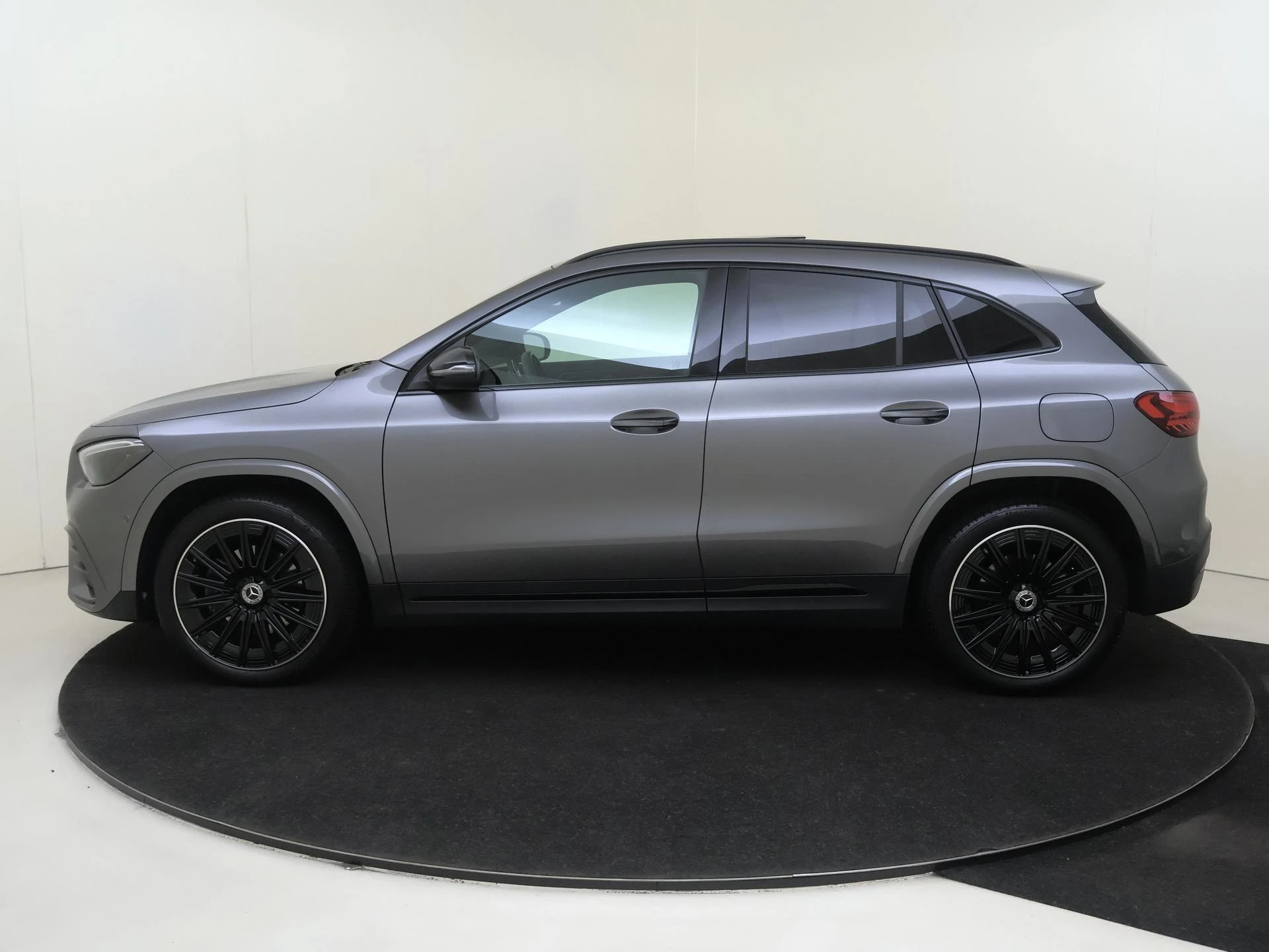 Mercedes-Benz-GLA-image-8