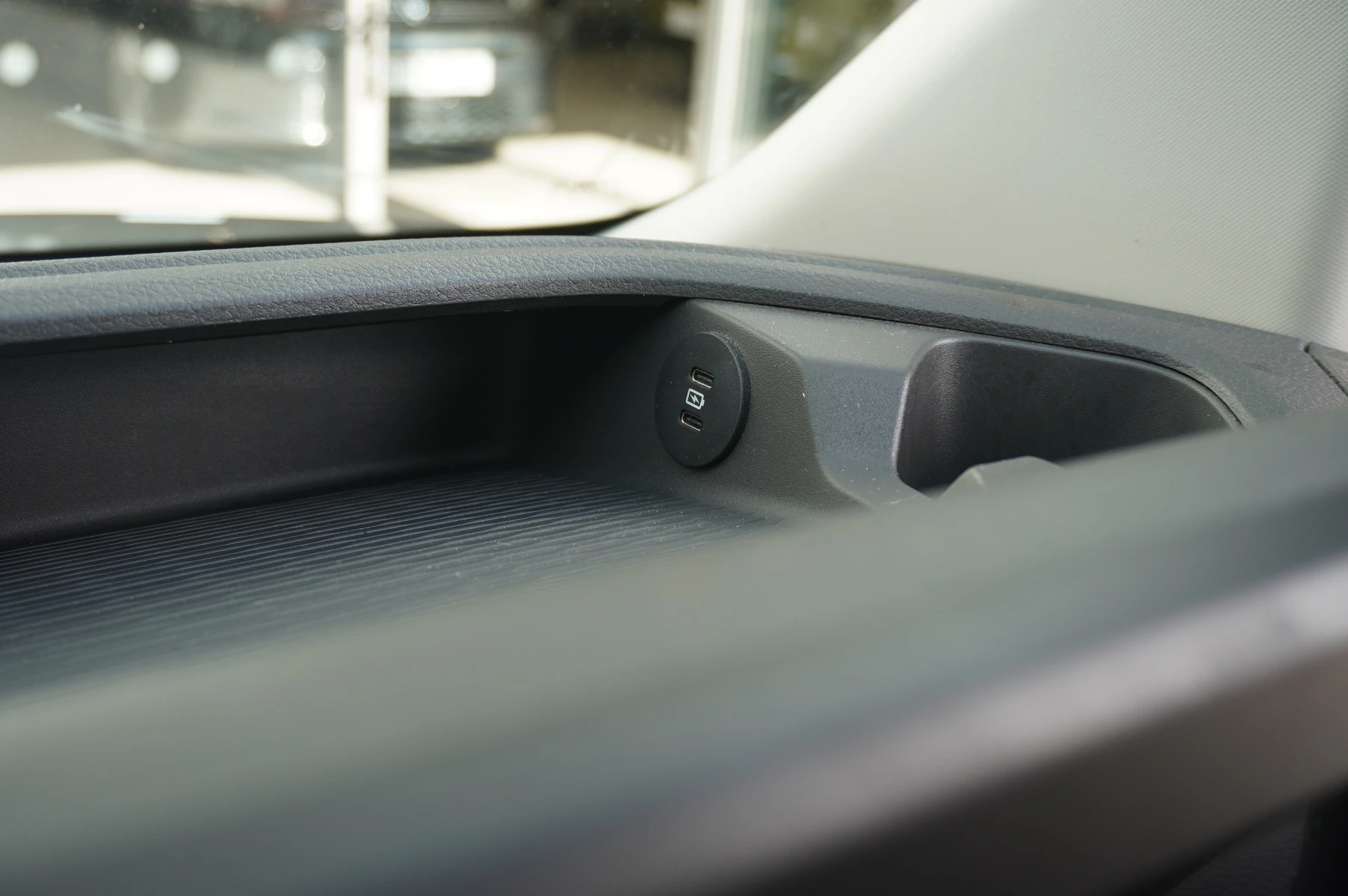 Volkswagen-Transporter-image-43