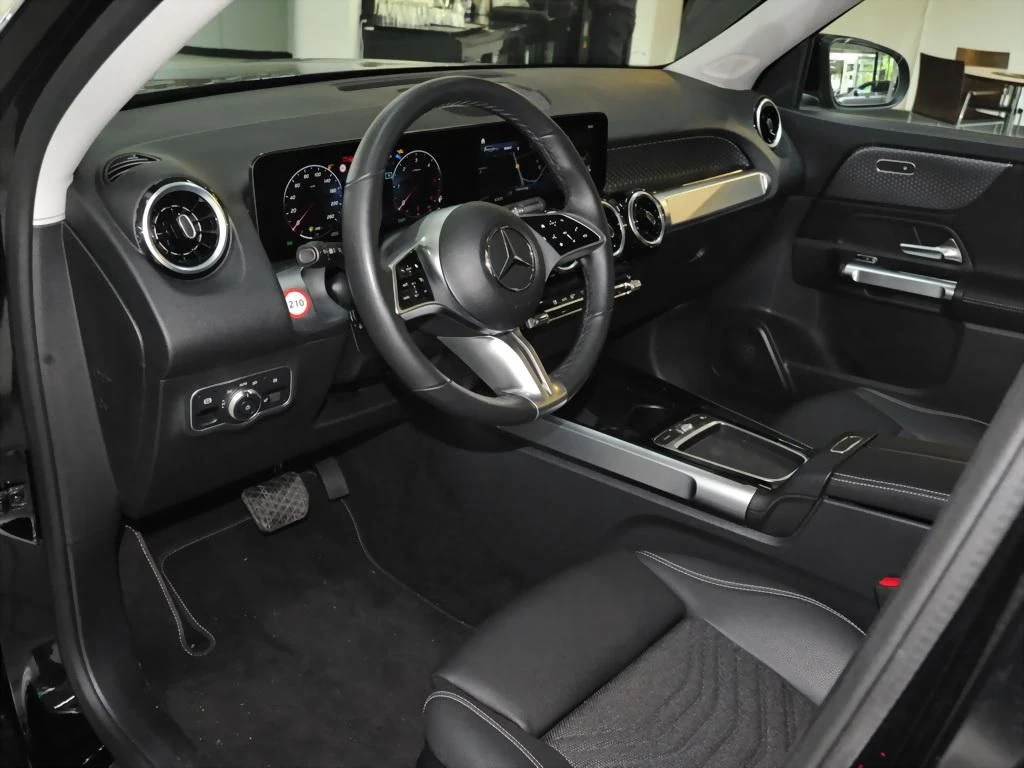 Mercedes-Benz-GLB 200 d-image-8